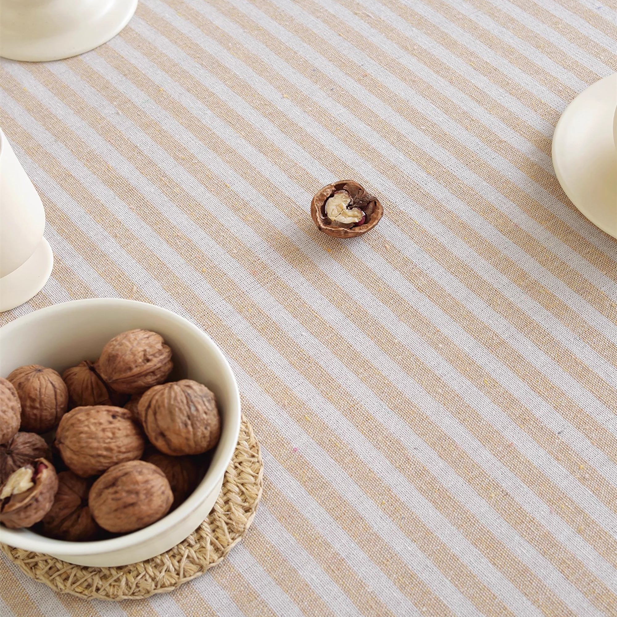 Nappe en lin et coton rayée de style minimaliste