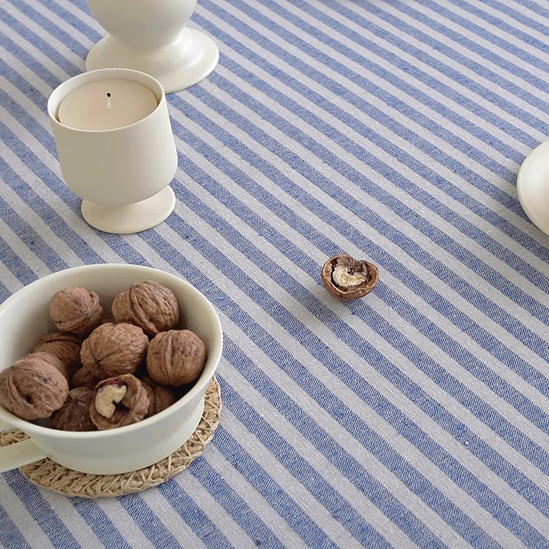 Nappe en lin et coton rayée de style minimaliste
