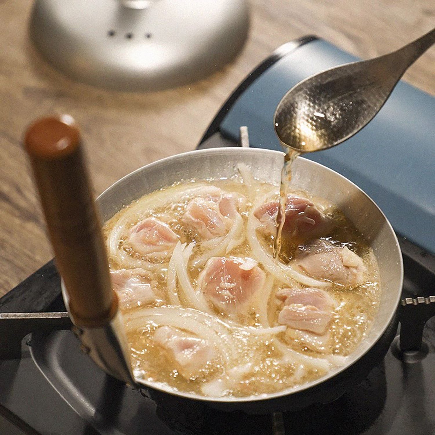 Poêle japonaise à manche vertical pour Oyakodon