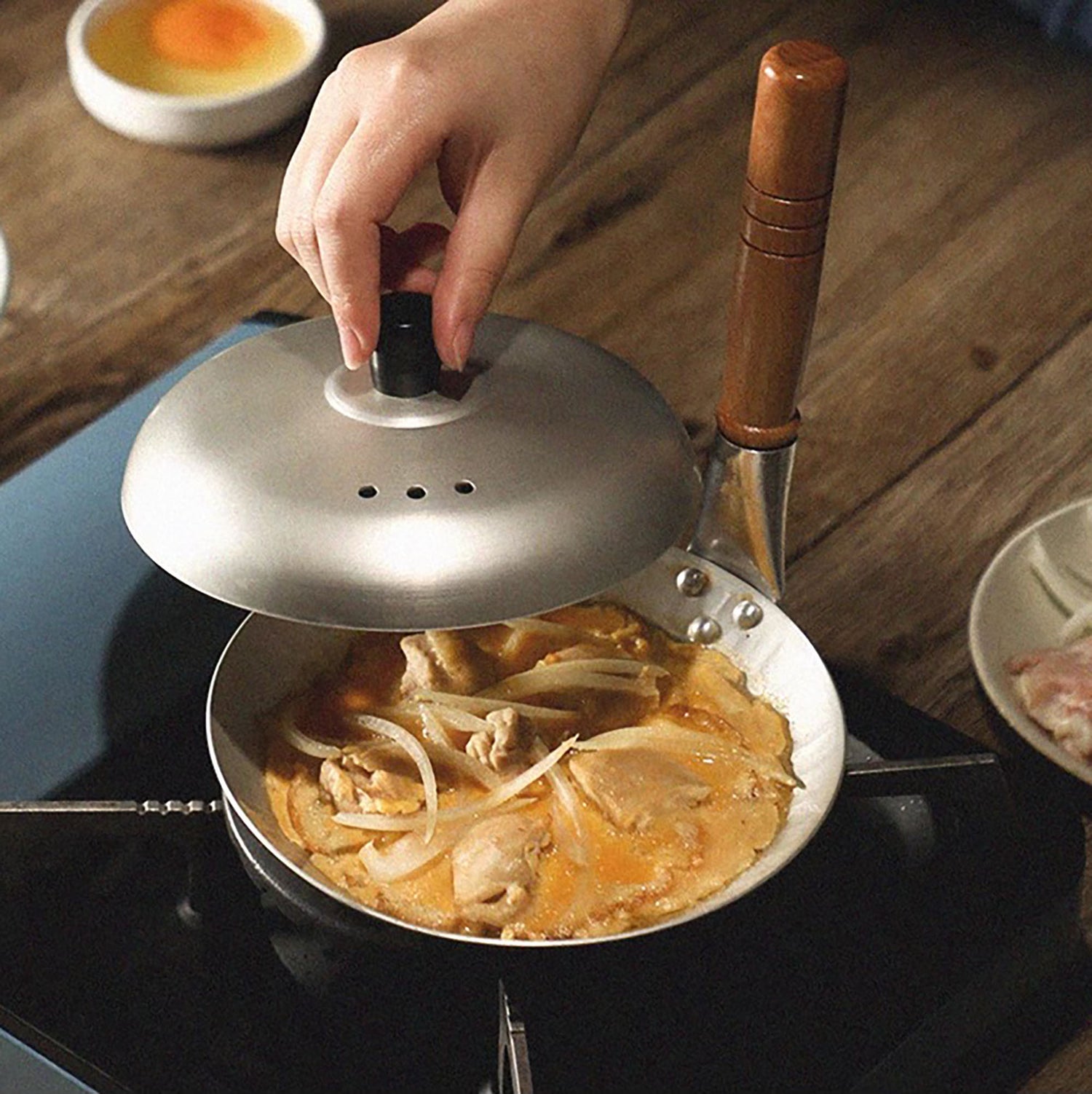 Poêle japonaise à manche vertical pour Oyakodon