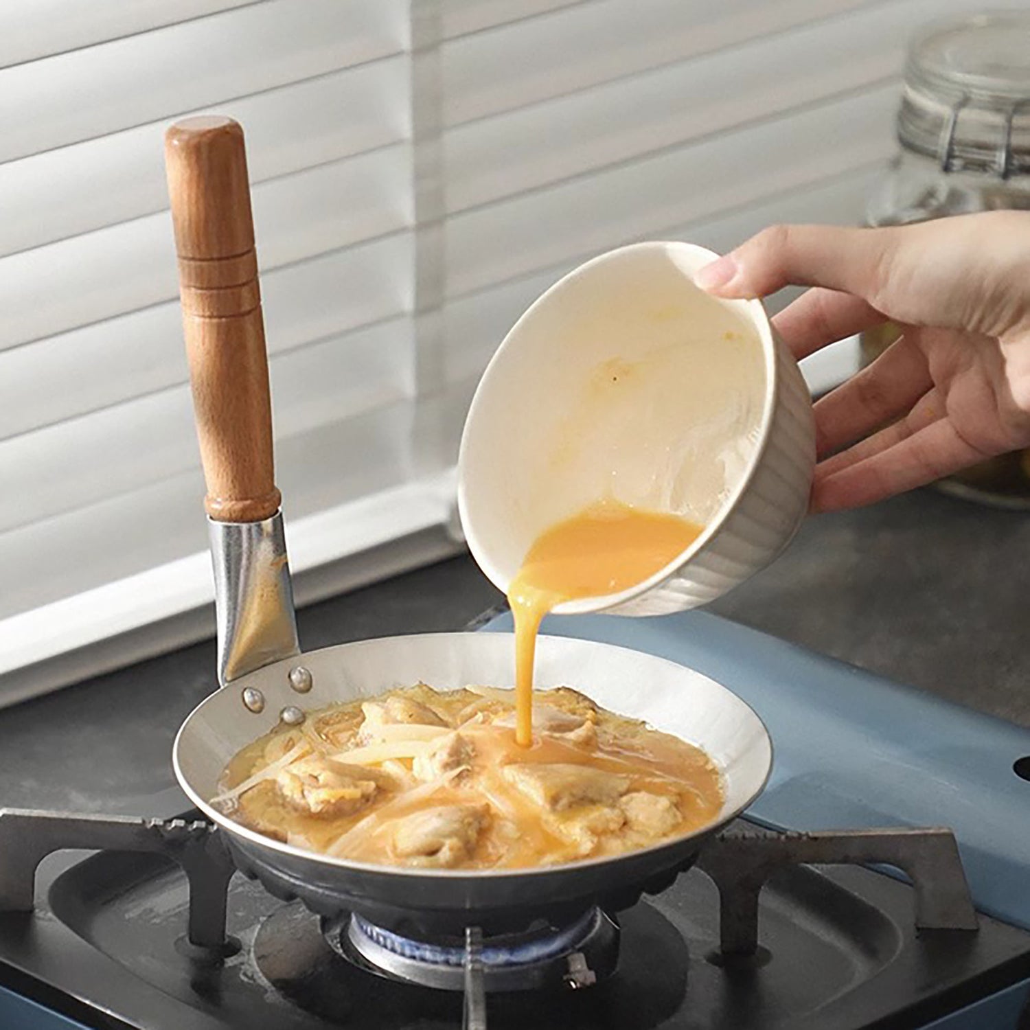 Poêle japonaise à manche vertical pour Oyakodon