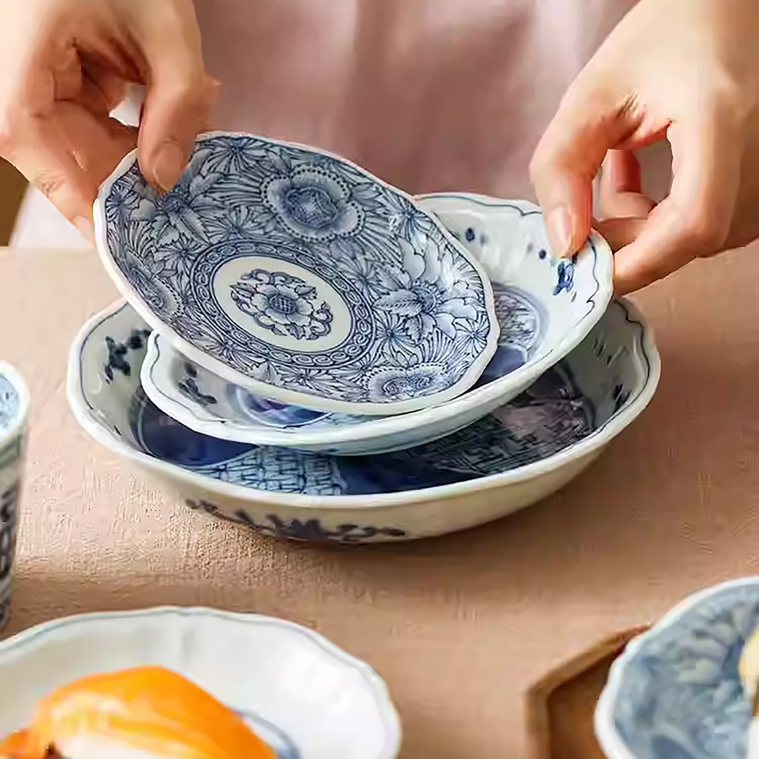 Assiette ronde à motifs floraux Rintrindo