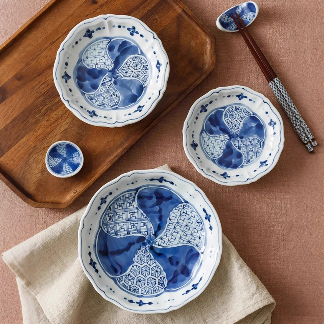 Assiette ronde à motifs floraux Rintrindo