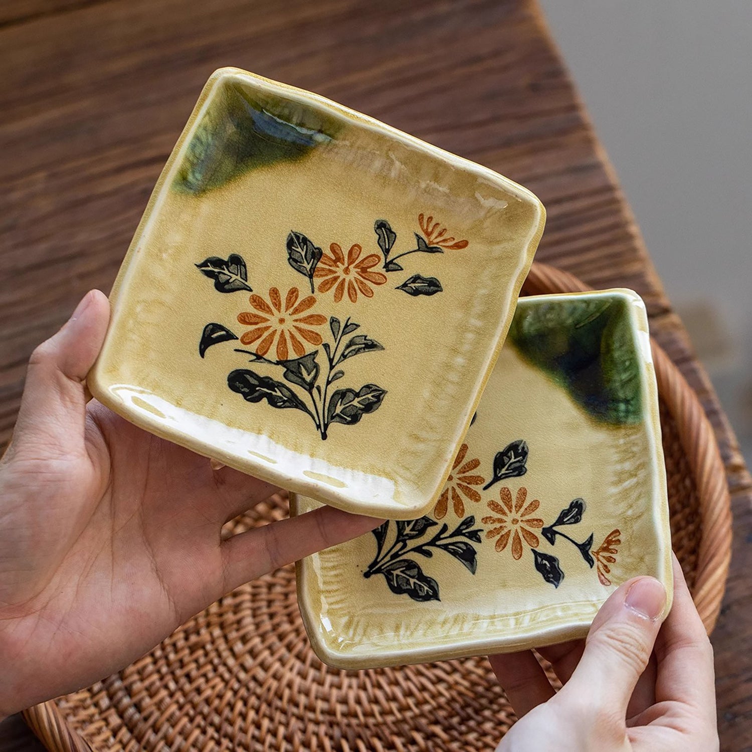 Petite assiette carrée Seto-yaki avec Motif chrysanthème