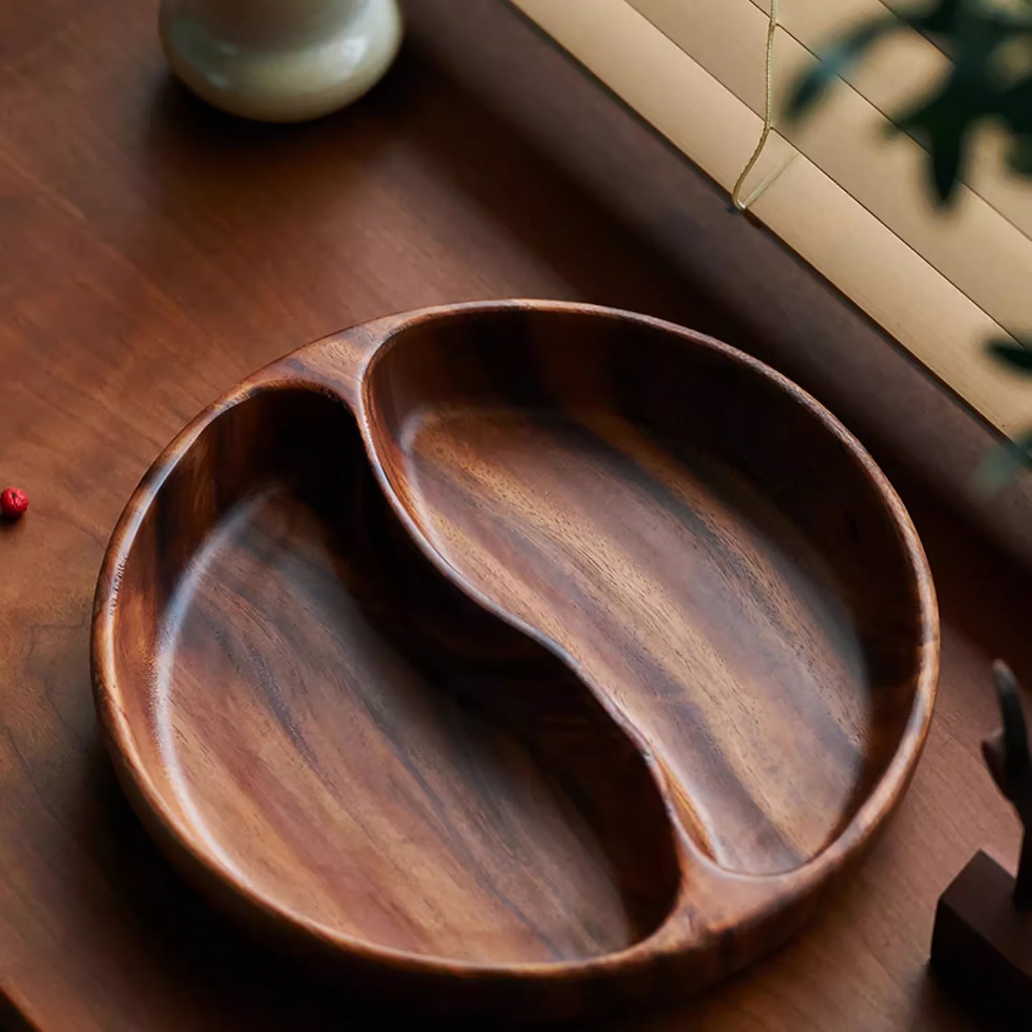 Assiette compartimentée en bois d’acacia
