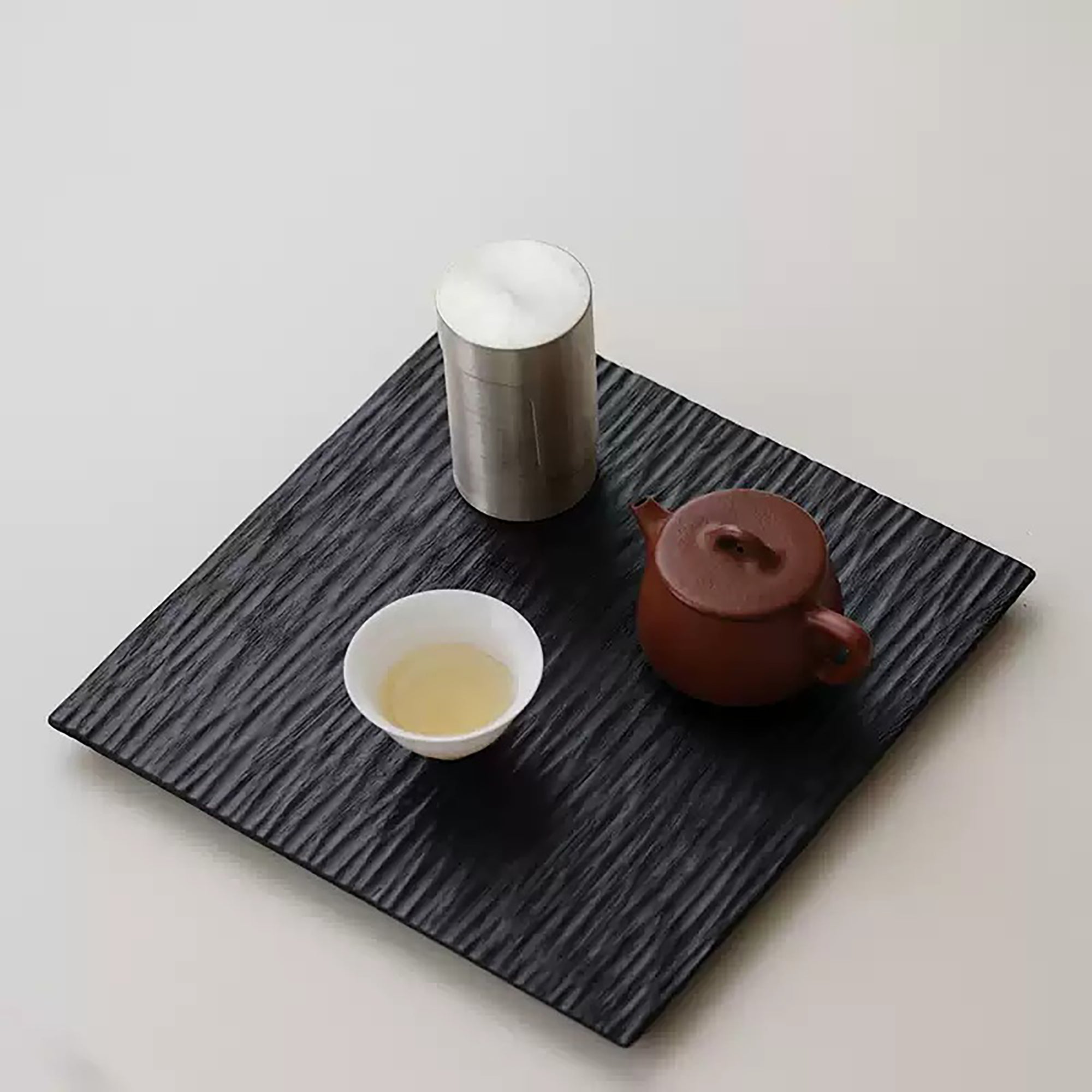 Plateau en bois carbonisé style wabi-sabi