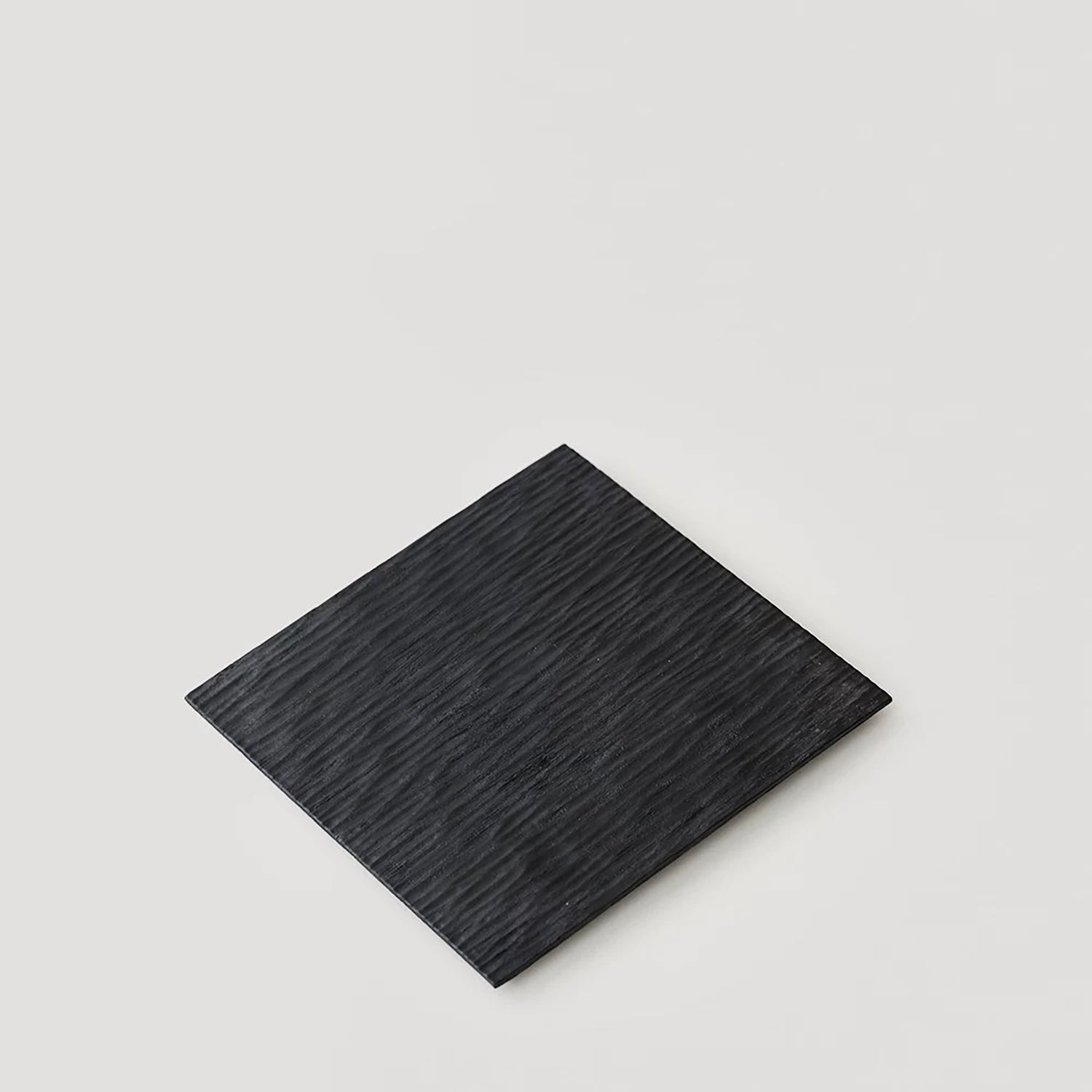 Plateau en bois carbonisé style wabi-sabi