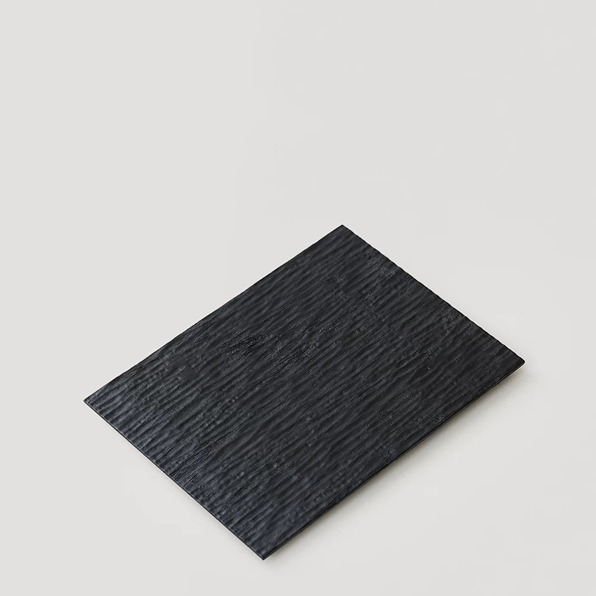 Plateau en bois carbonisé style wabi-sabi