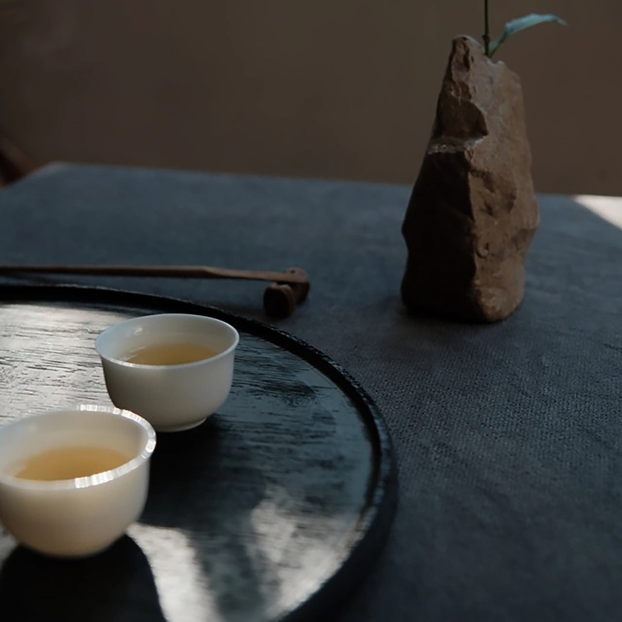 Plateau en bois carbonisé style wabi-sabi
