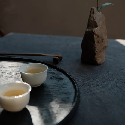 Plateau en bois carbonisé style wabi-sabi