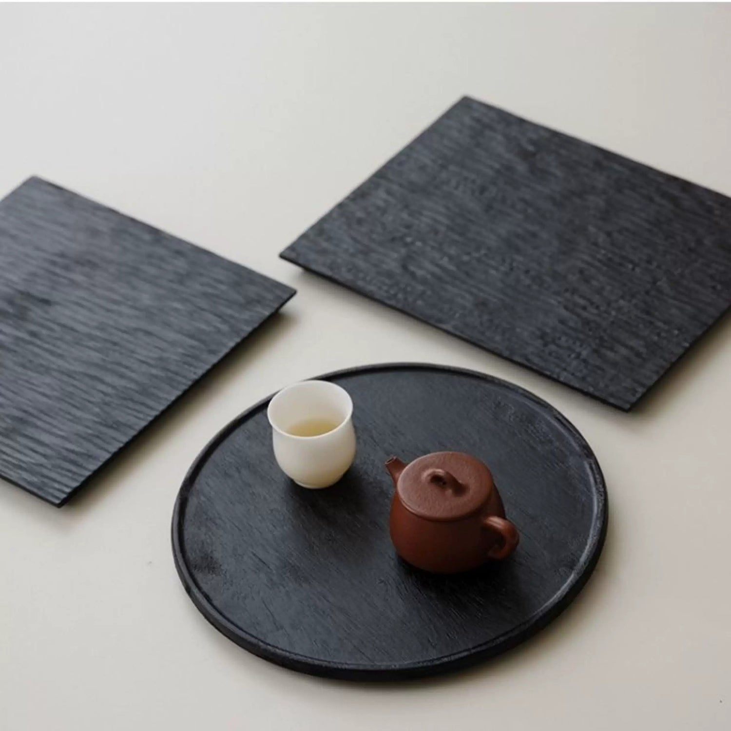 Plateau en bois carbonisé style wabi-sabi