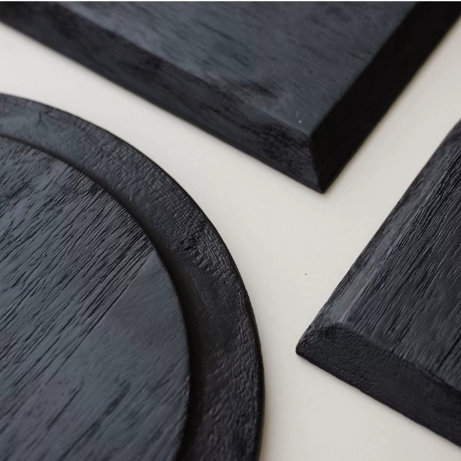 Plateau en bois carbonisé style wabi-sabi