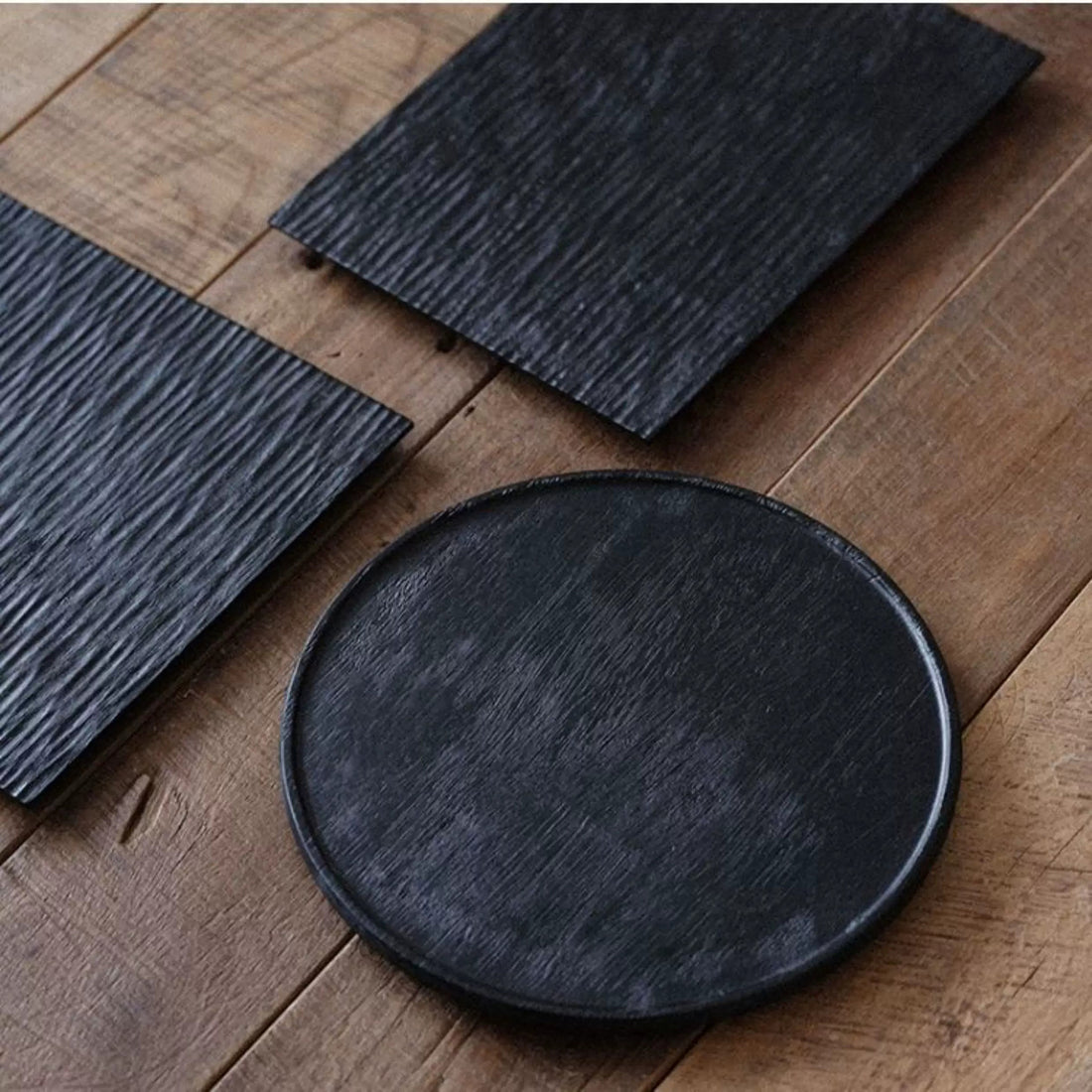 Plateau en bois carbonisé style wabi-sabi
