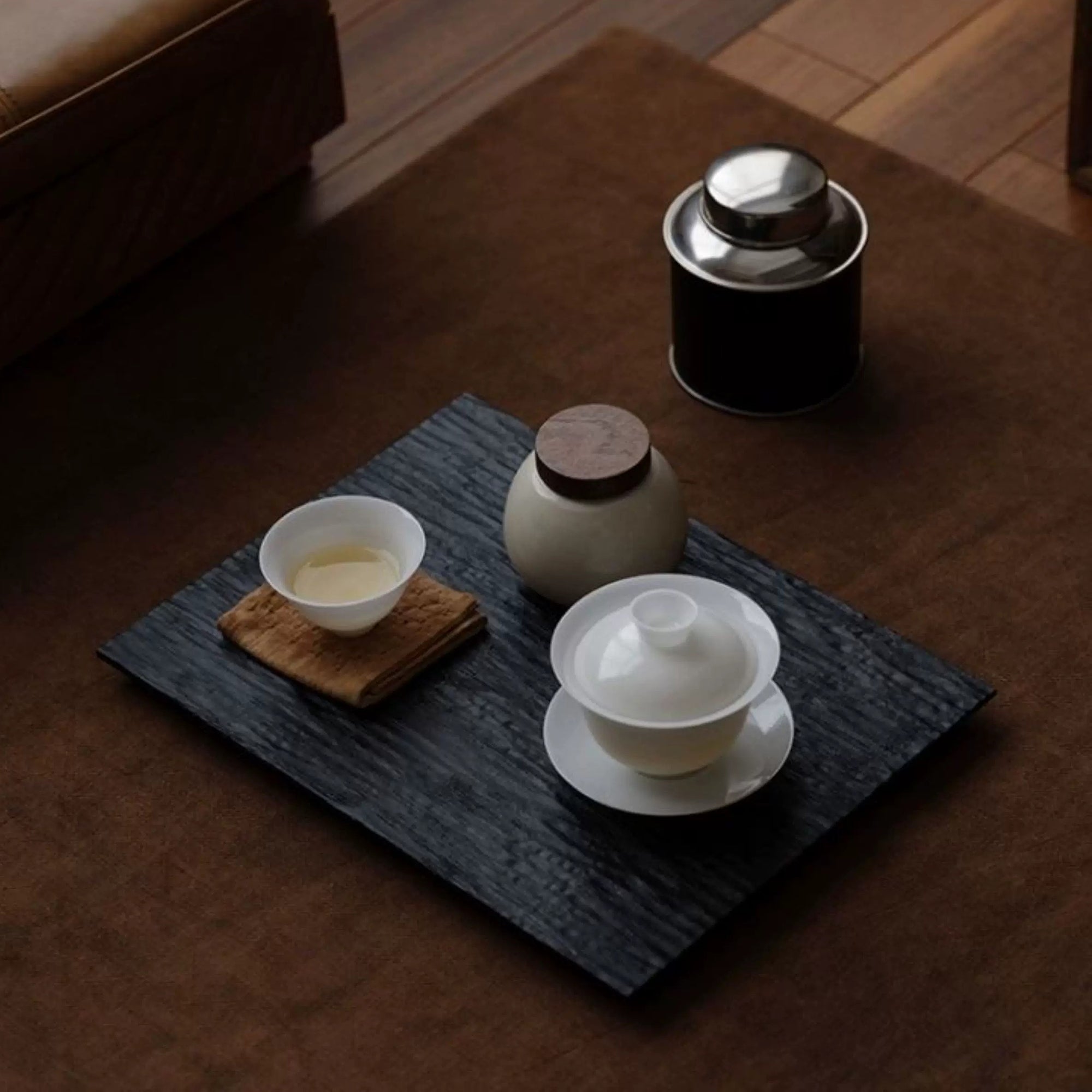 Plateau en bois carbonisé style wabi-sabi