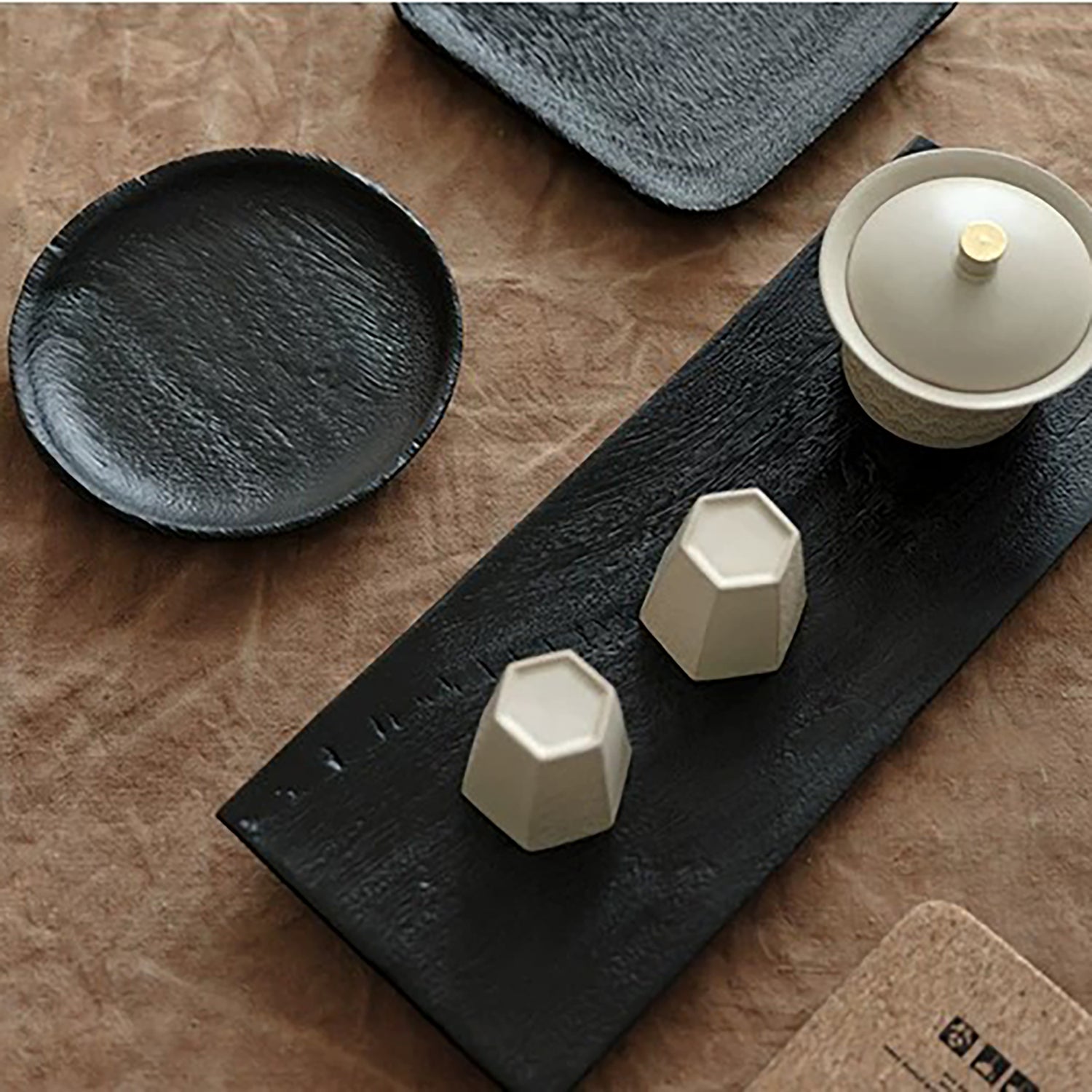 Plateau en bois carbonisé style wabi-sabi japonais