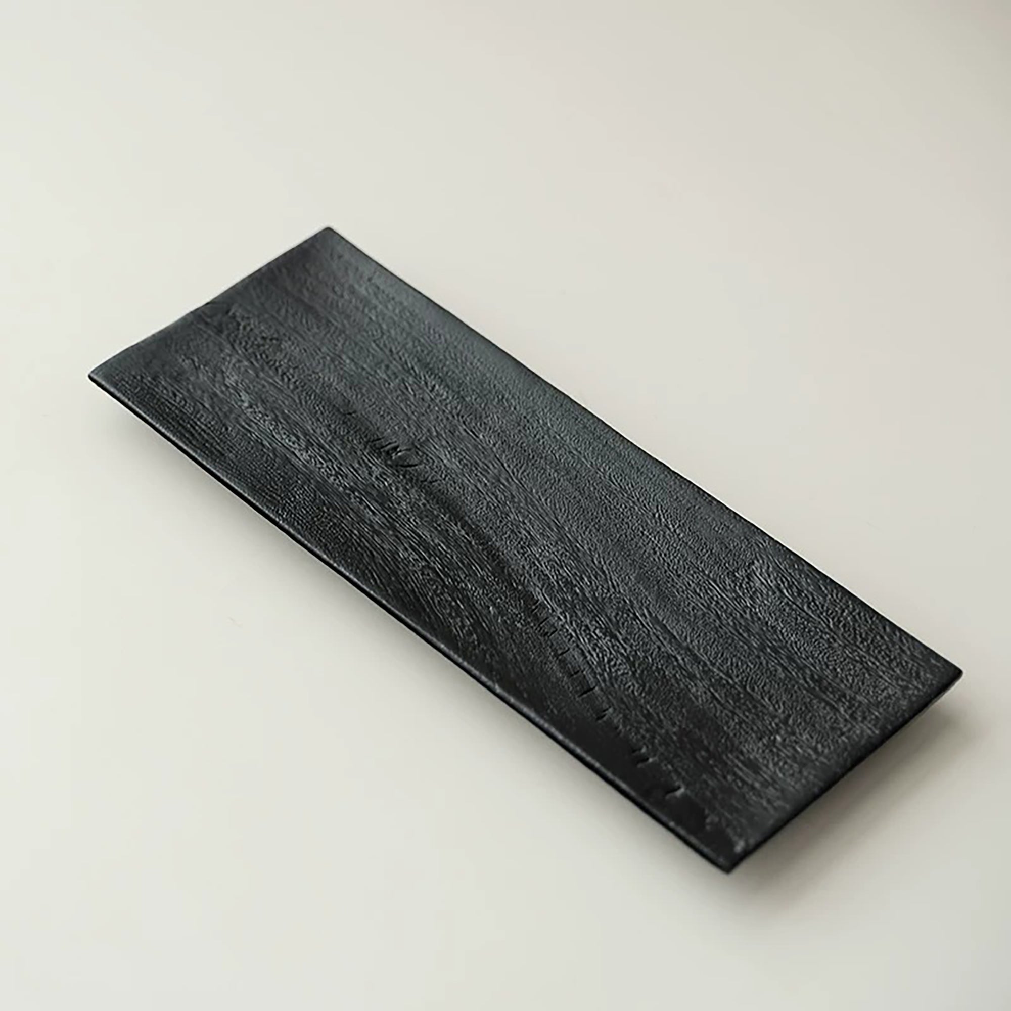 Plateau en bois carbonisé style wabi-sabi japonais