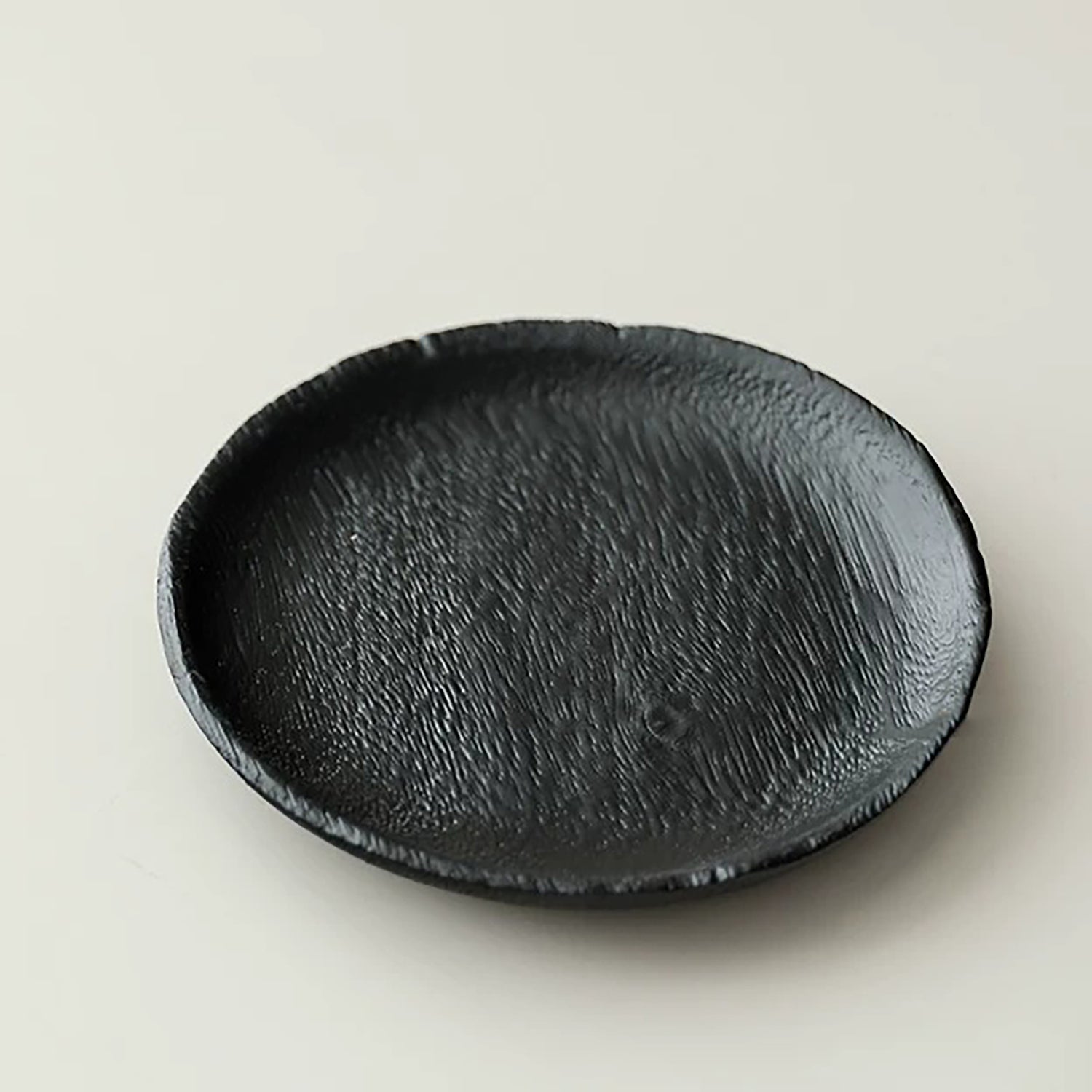 Plateau en bois carbonisé style wabi-sabi japonais