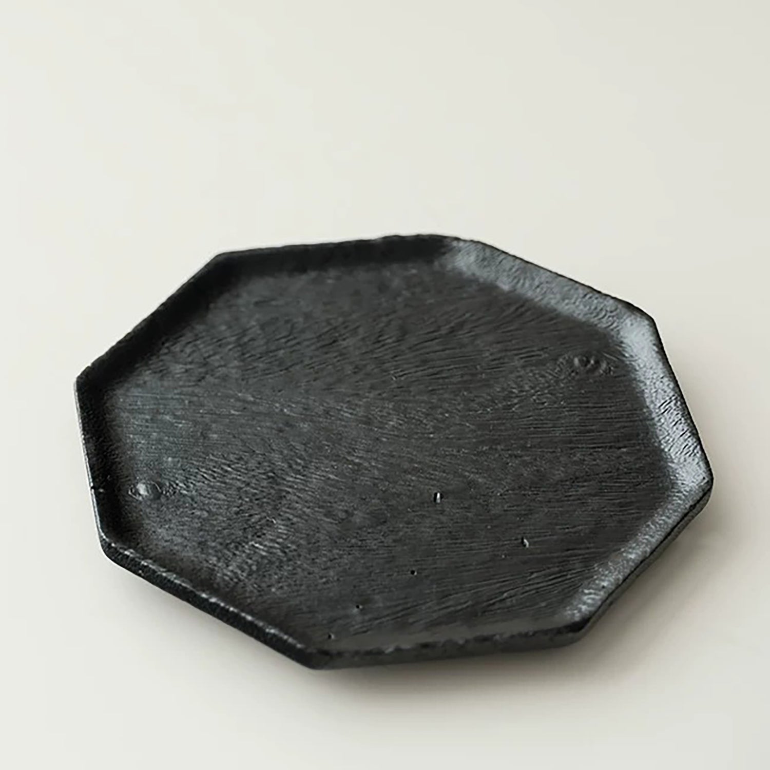 Plateau en bois carbonisé style wabi-sabi japonais