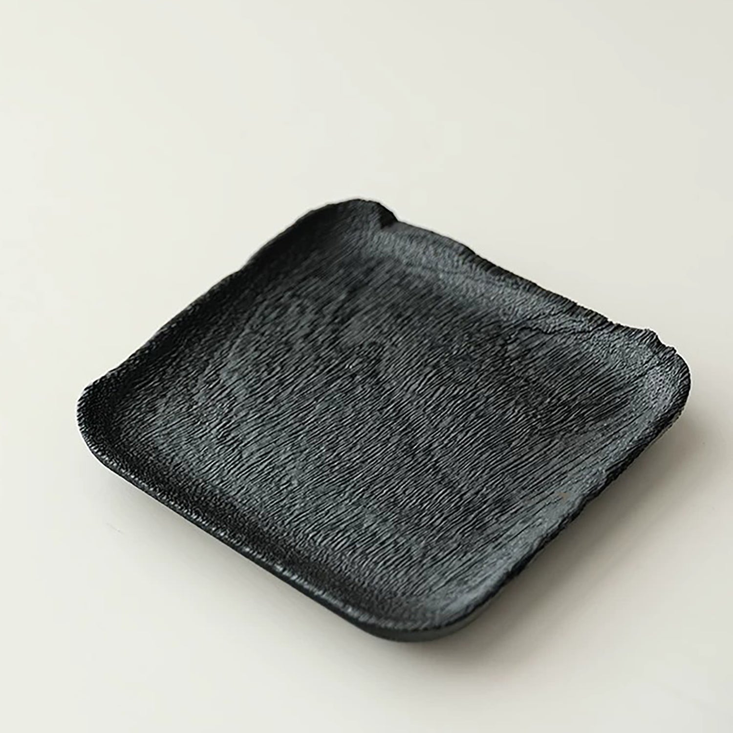 Plateau en bois carbonisé style wabi-sabi japonais