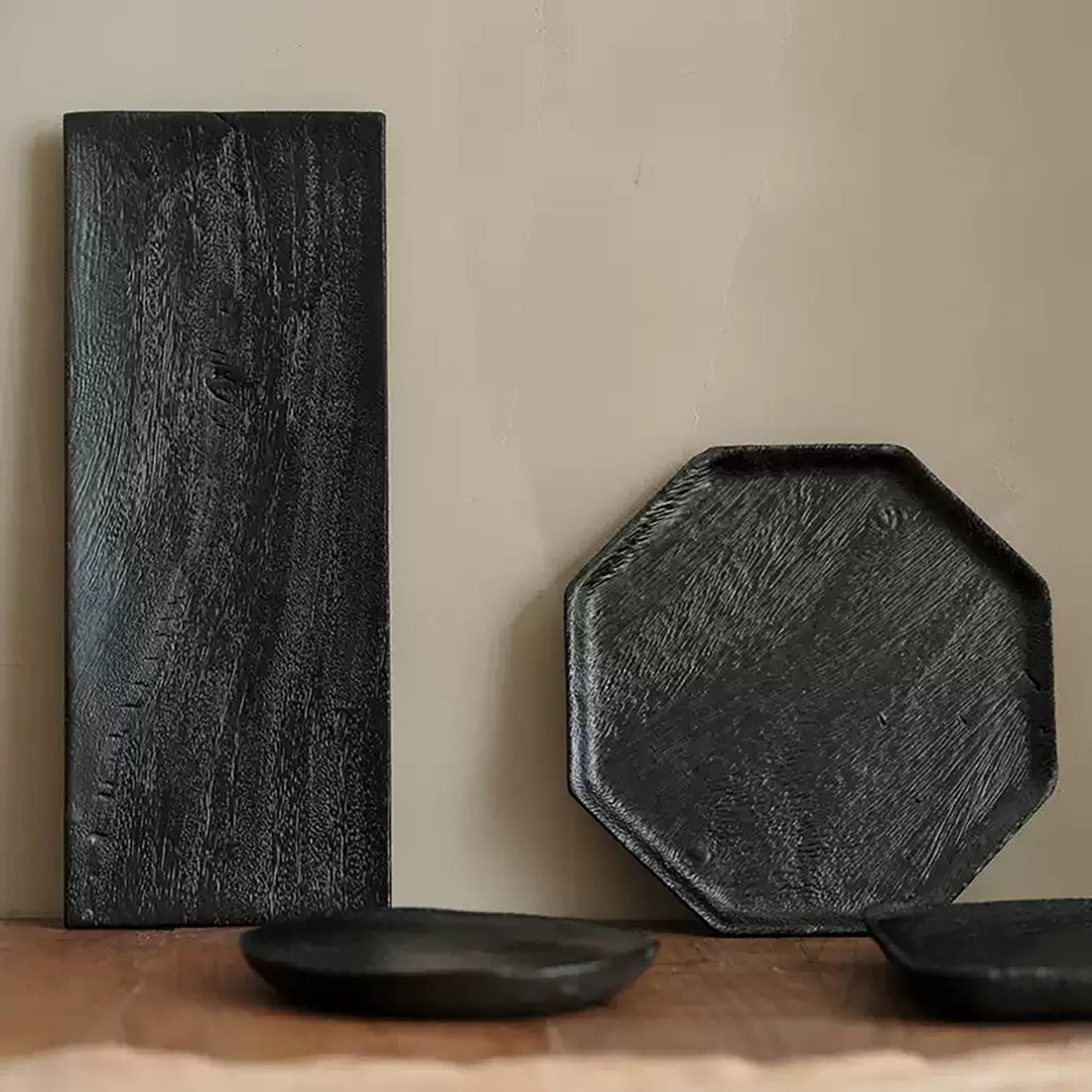 Plateau en bois carbonisé style wabi-sabi japonais
