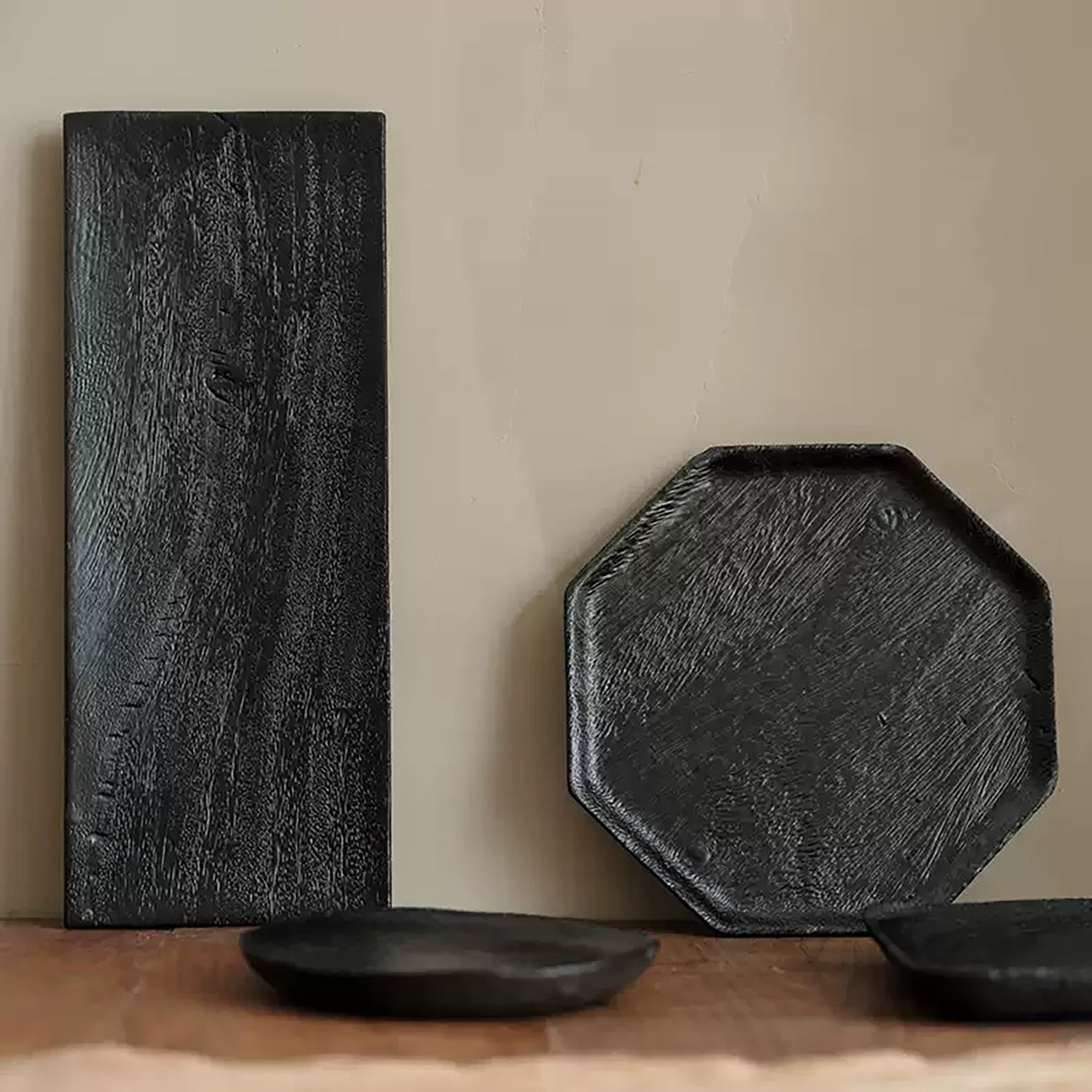 Plateau en bois carbonisé style wabi-sabi japonais