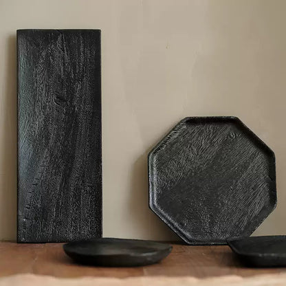 Plateau en bois carbonisé style wabi-sabi japonais