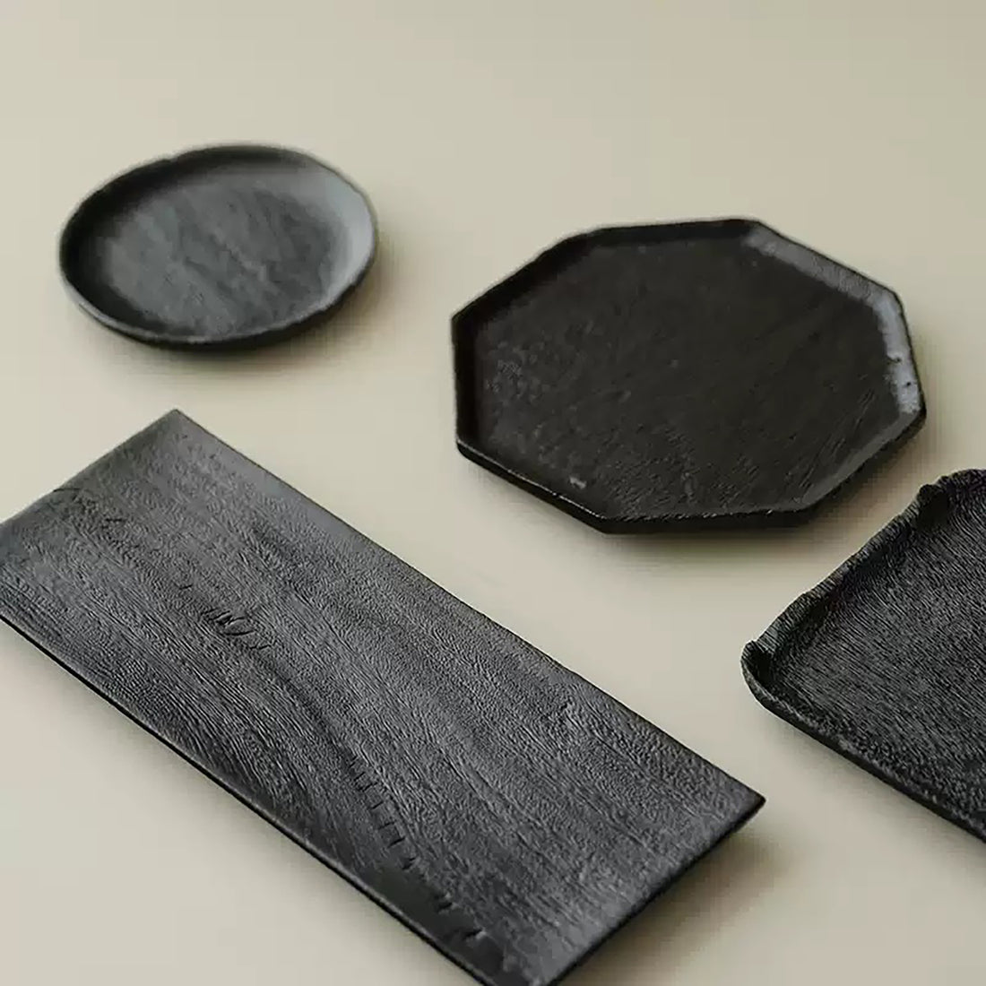 Plateau en bois carbonisé style wabi-sabi japonais