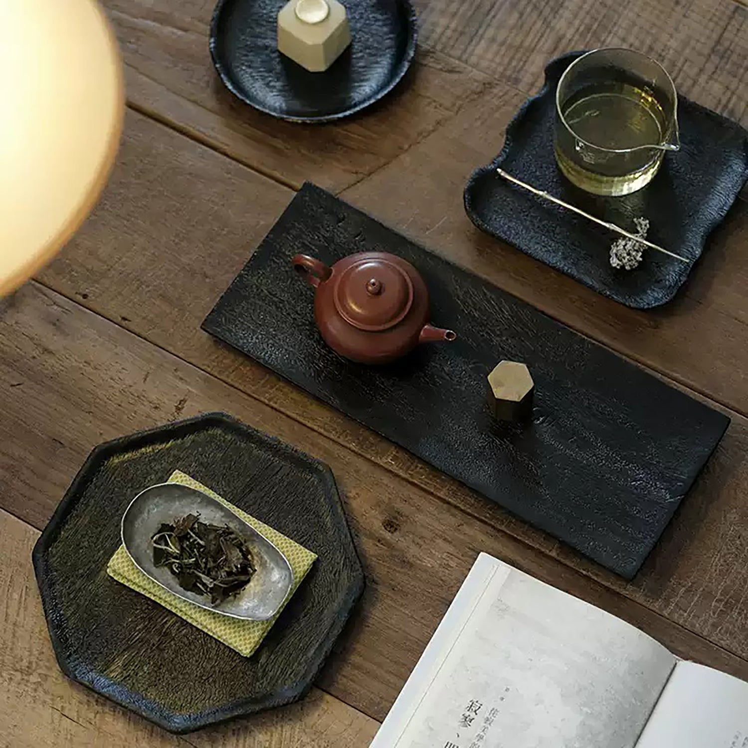 Plateau en bois carbonisé style wabi-sabi japonais