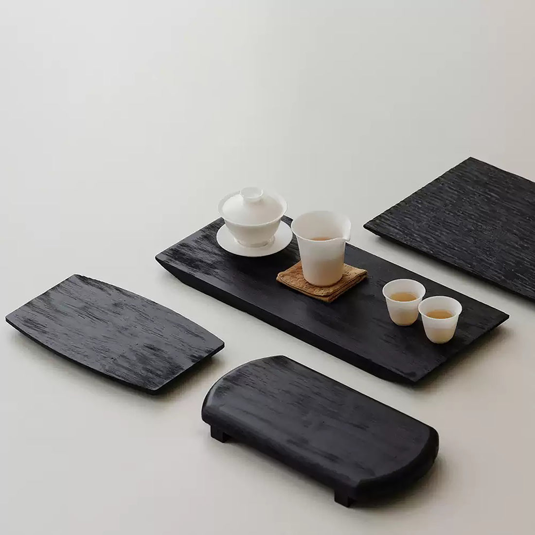 Plateau en bois carbonisé style wabi-sabi
