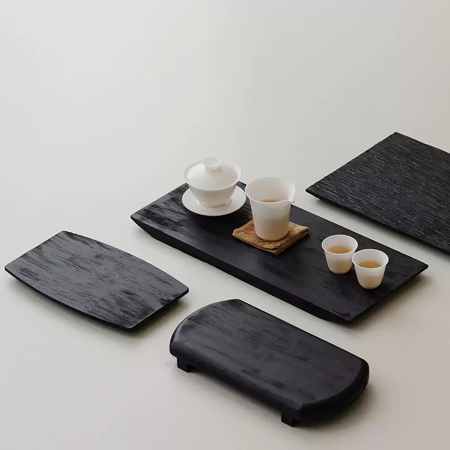 Plateau en bois carbonisé style wabi-sabi