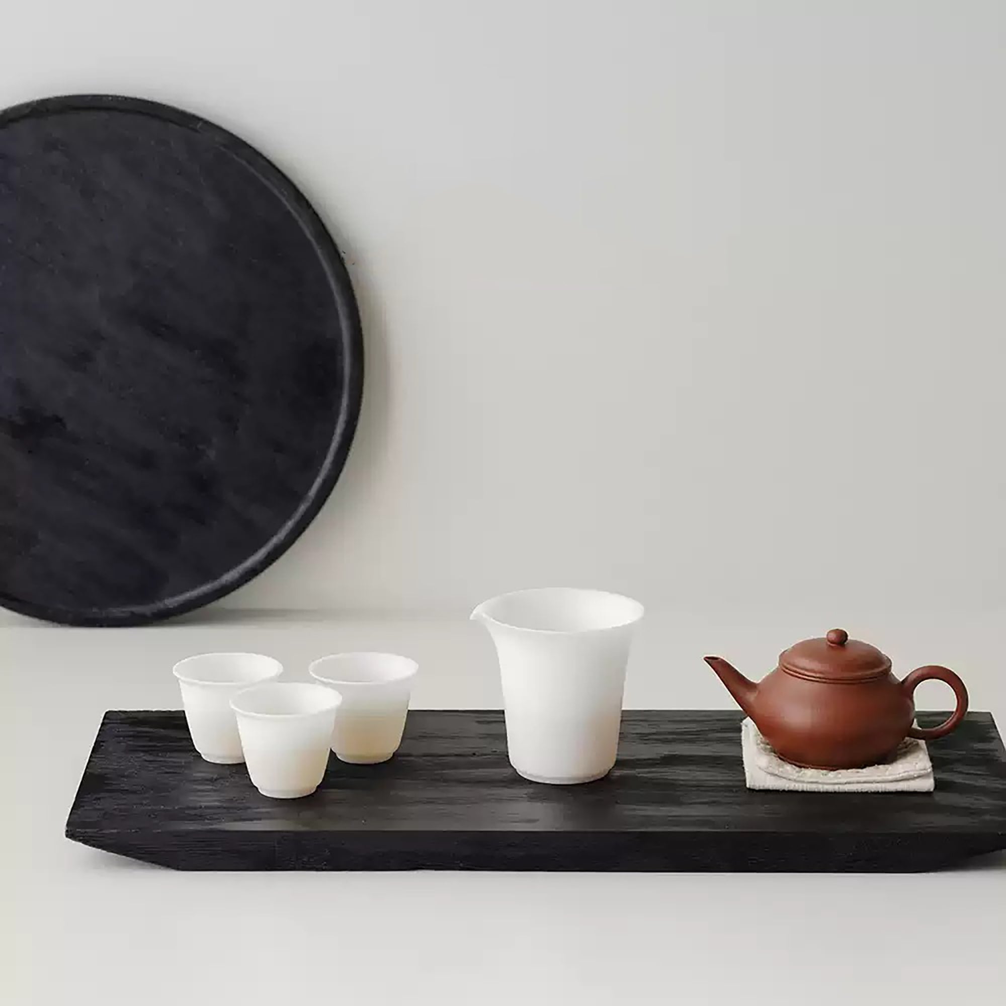 Plateau en bois carbonisé style wabi-sabi