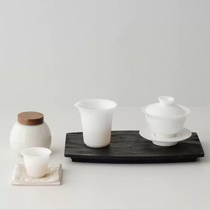 Plateau en bois carbonisé style wabi-sabi