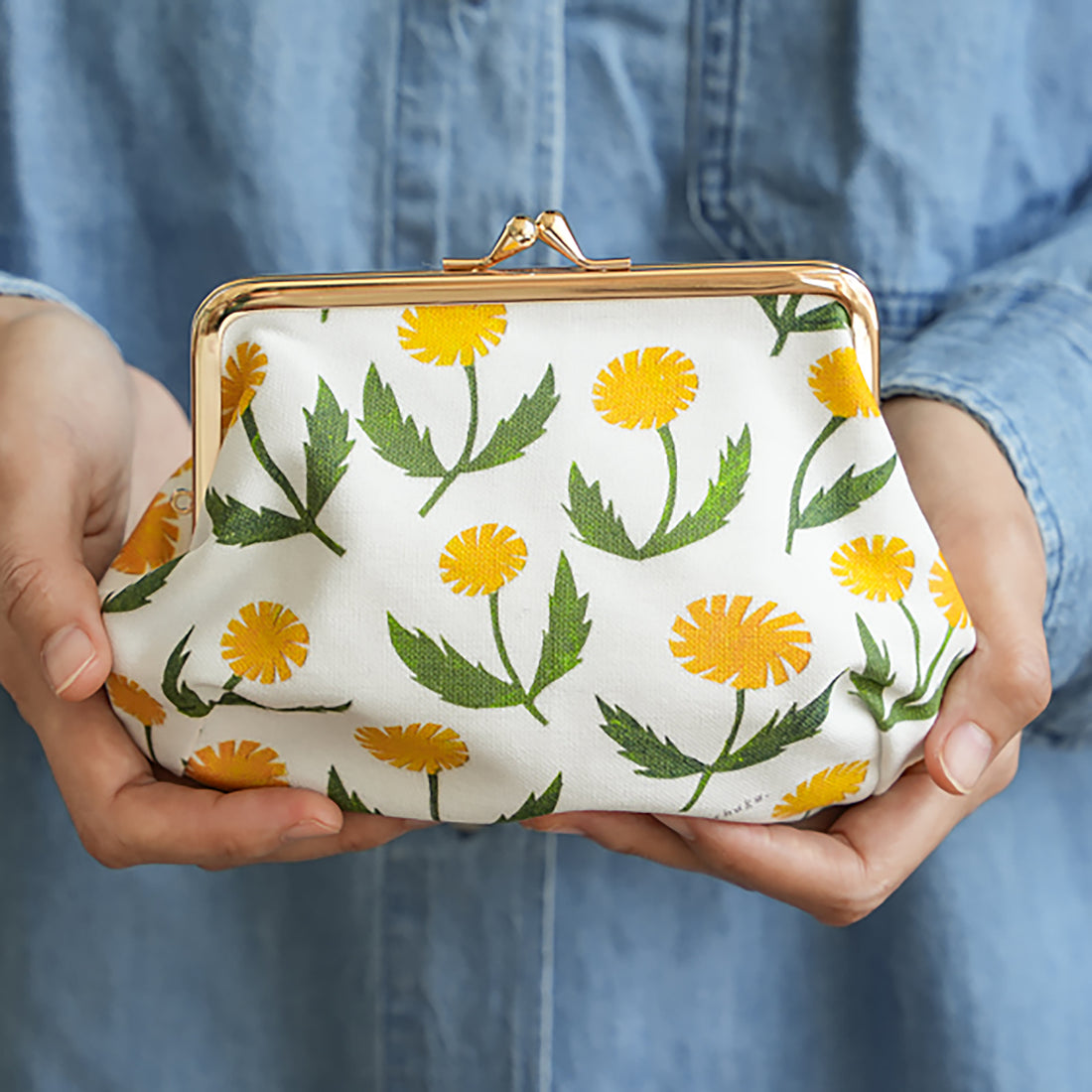 Pochette à fermoir illustrée par Nishi Shuku
