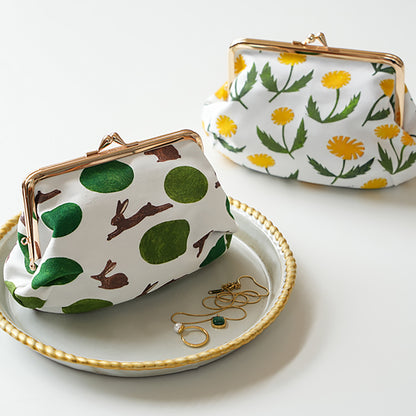 Pochette à fermoir illustrée par Nishi Shuku