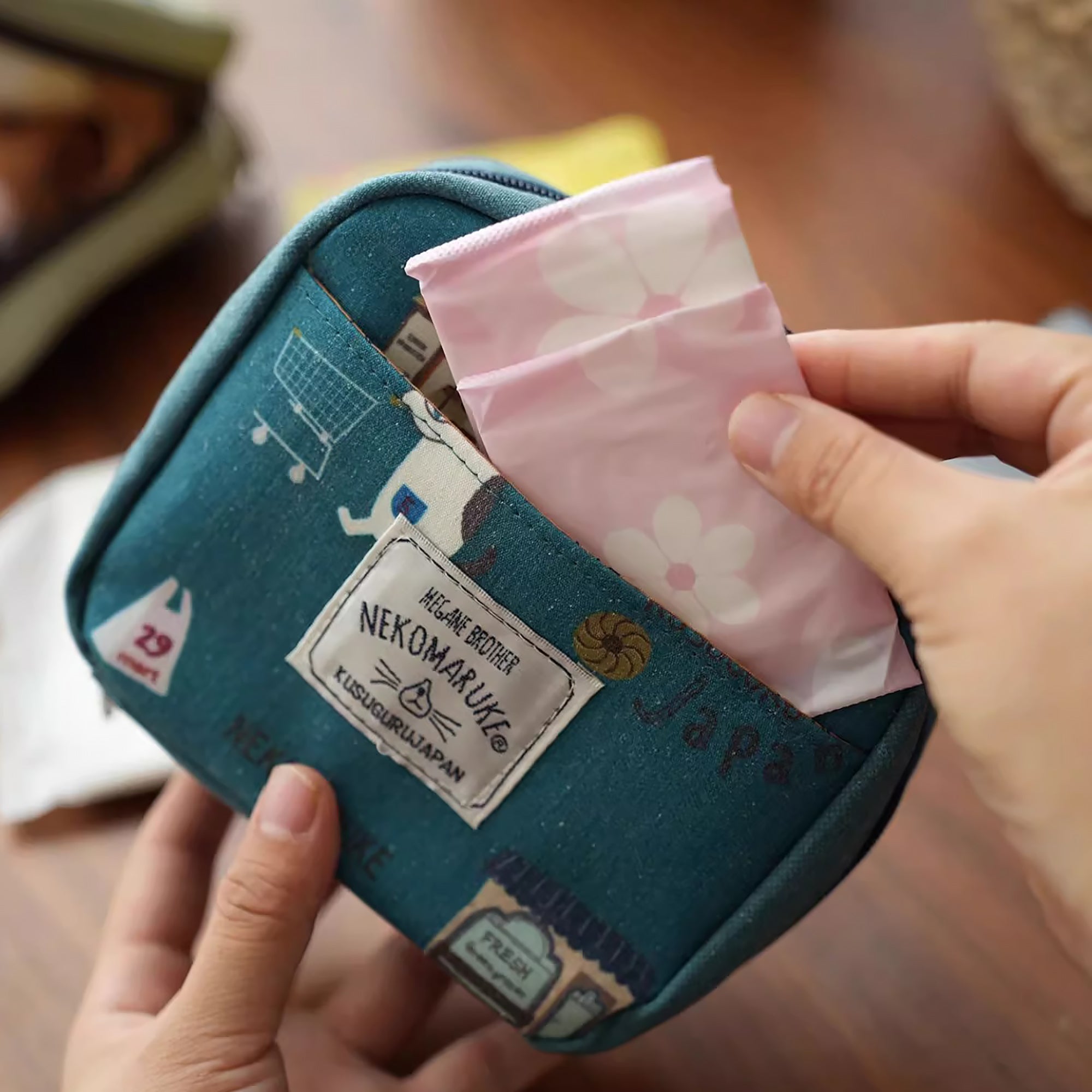 Trousse de rangement avec broderie chat Kusuguru