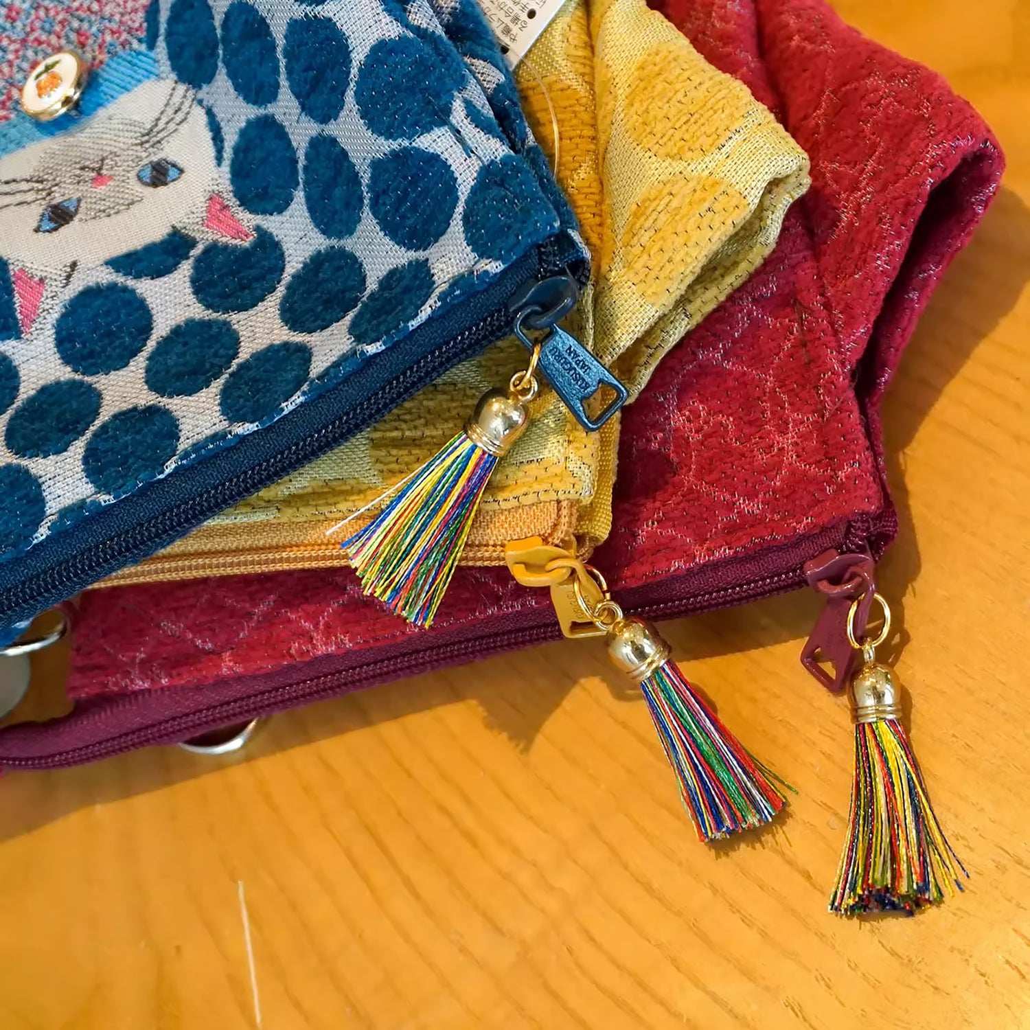 Sac bandoulière Kusuguru en jacquard avec motif chat brodé