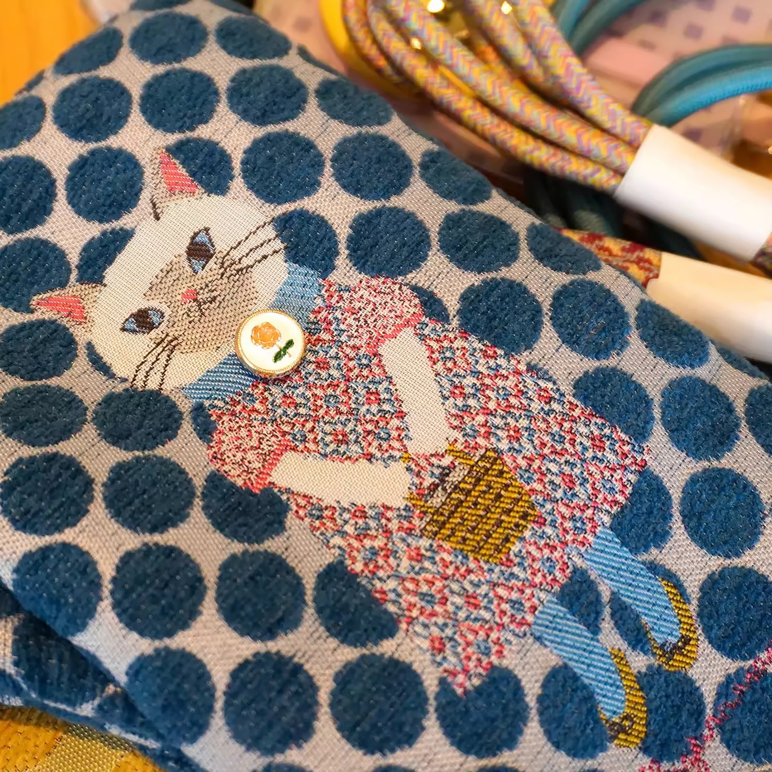 Sac bandoulière Kusuguru en jacquard avec motif chat brodé