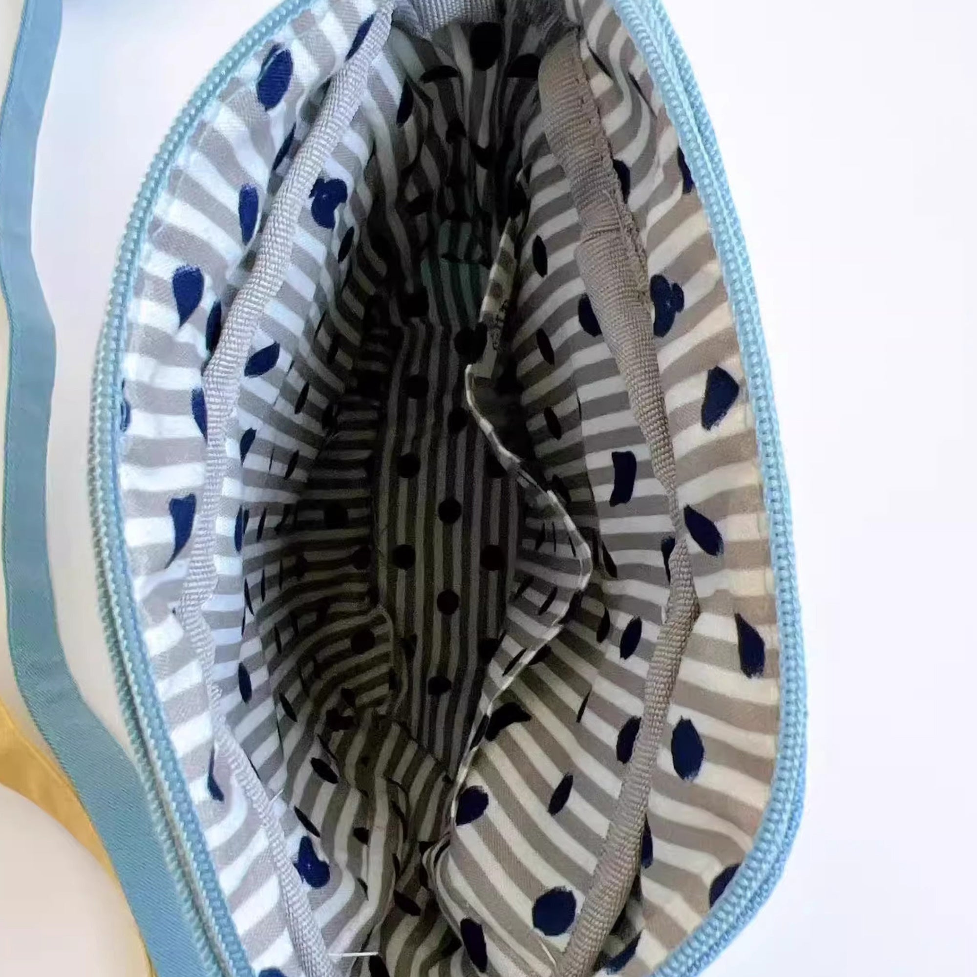 Sac bandoulière compact Kusuguru avec chat brodé