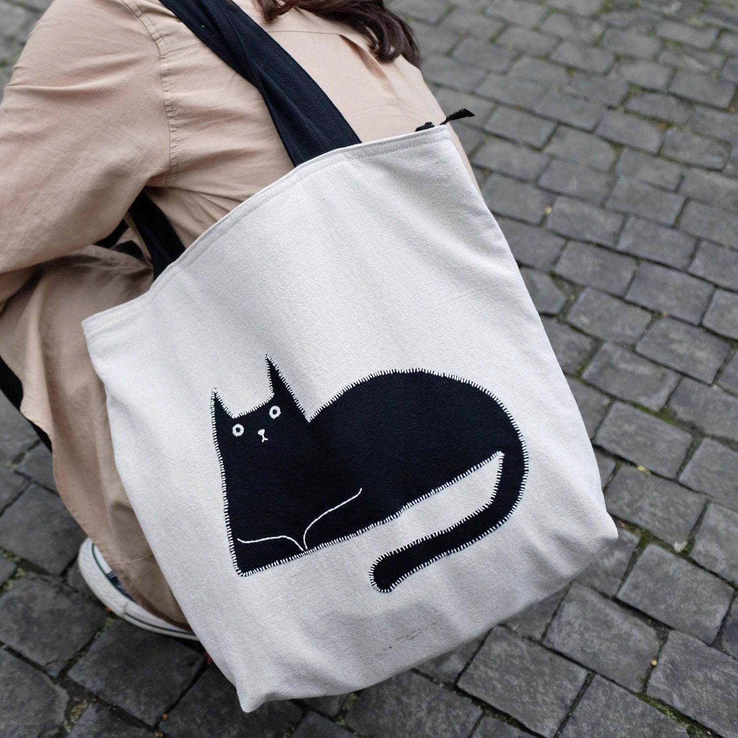 Sac quotidien artisanal en lin avec motif de chat brodé