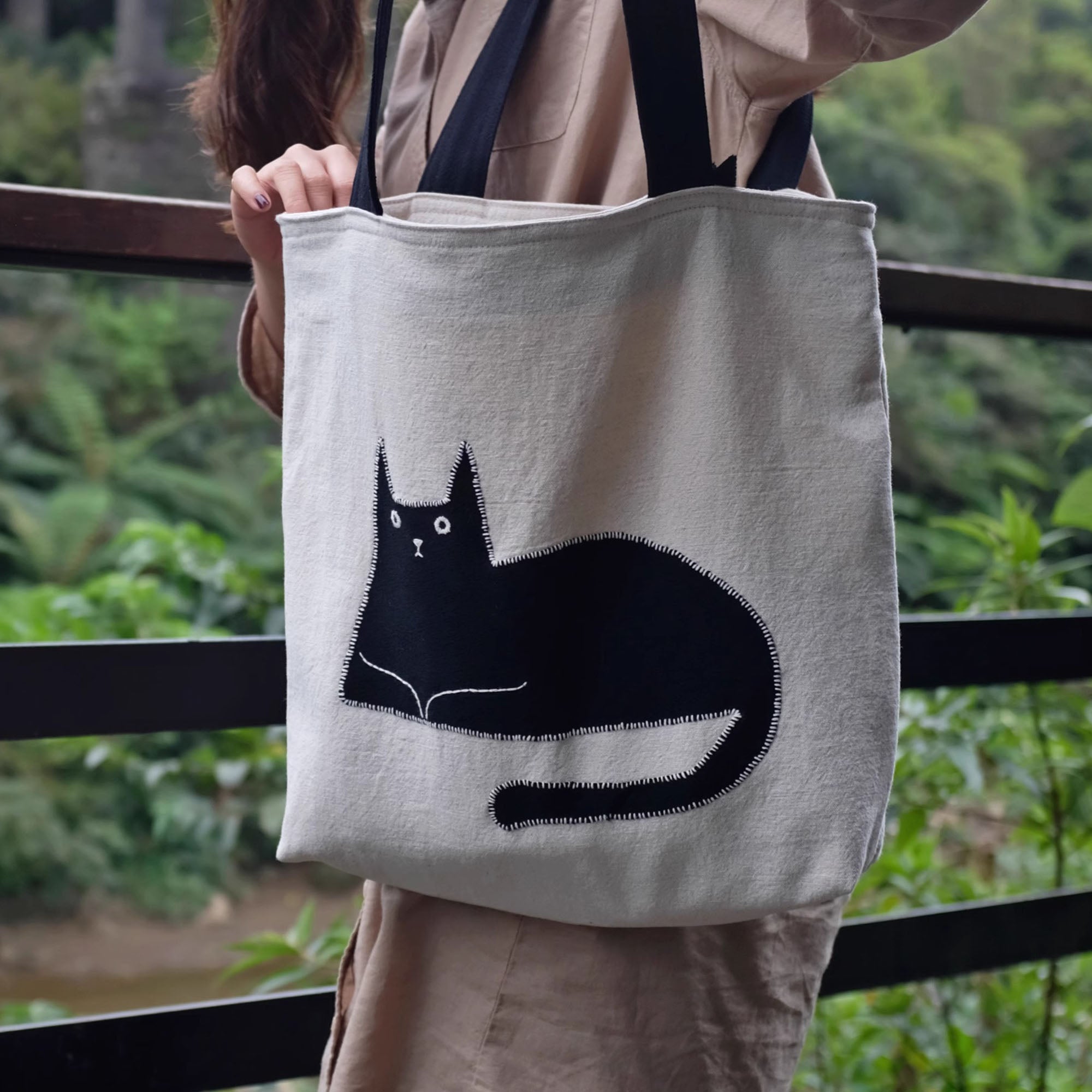 Sac quotidien artisanal en lin avec motif de chat brodé