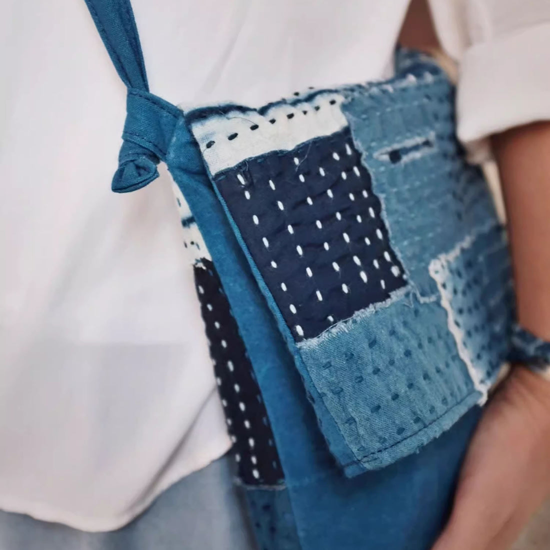 Sac bandoulière en coton teint à l’indigo avec broderie Sashiko