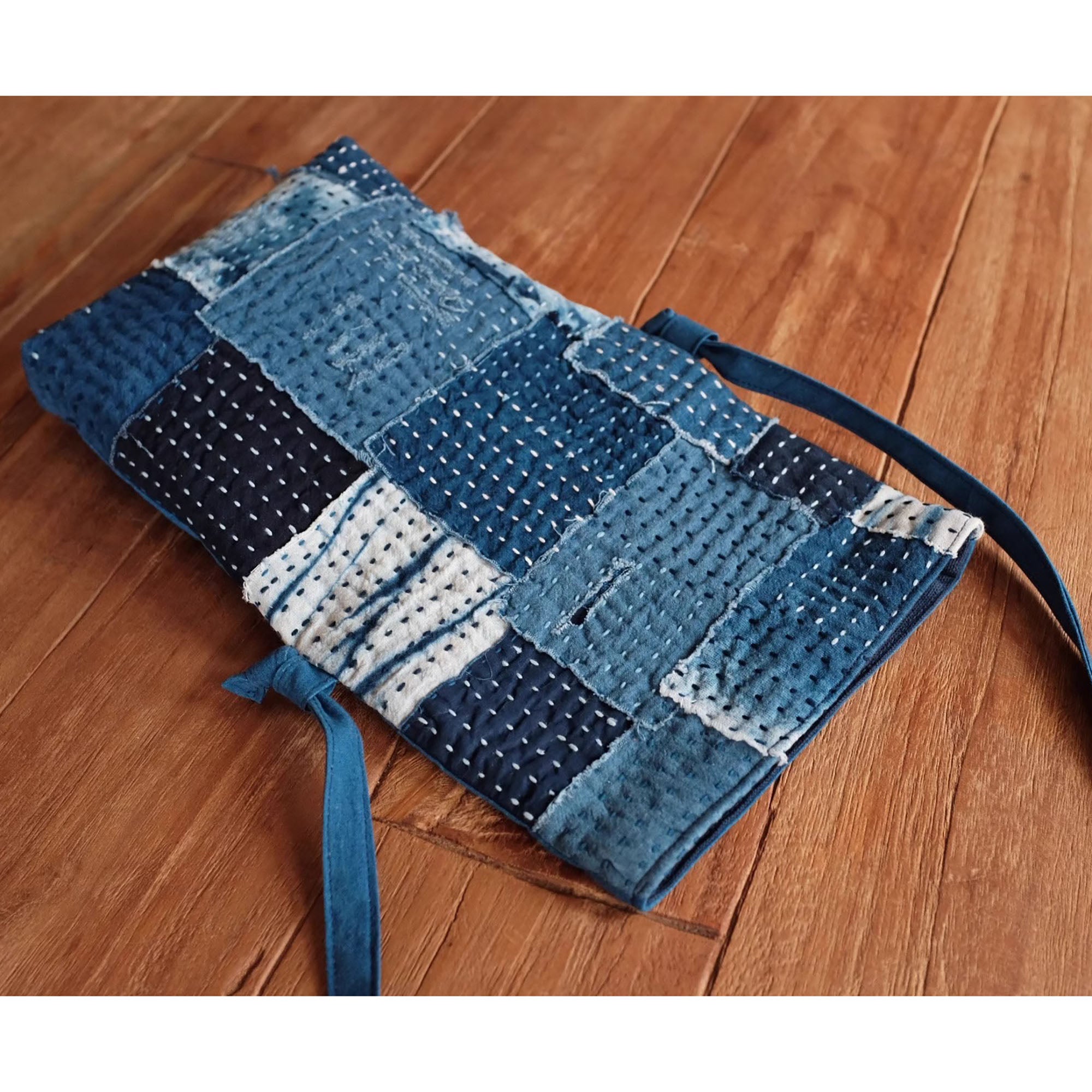 Sac bandoulière en coton teint à l’indigo avec broderie Sashiko