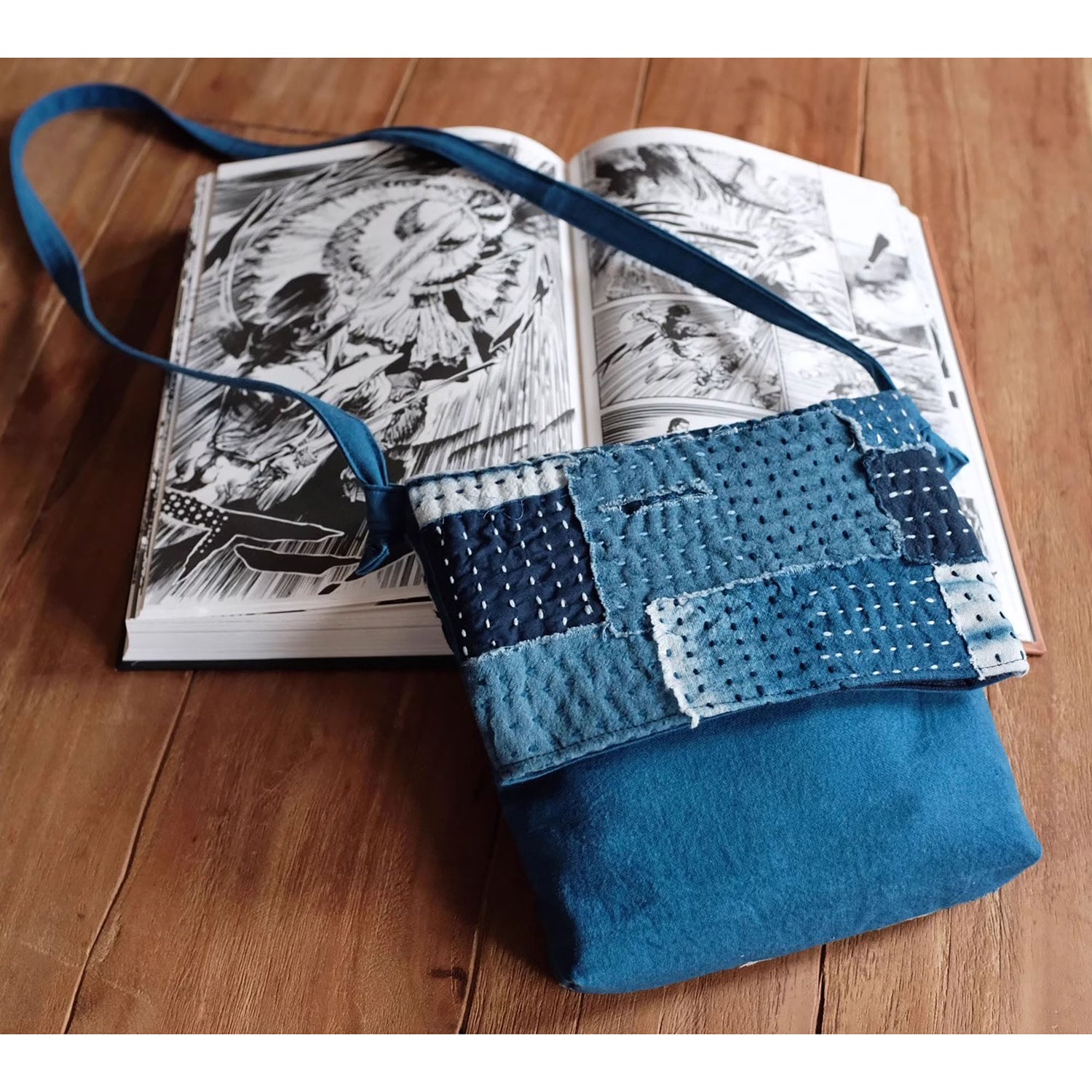 Sac bandoulière en coton teint à l’indigo avec broderie Sashiko