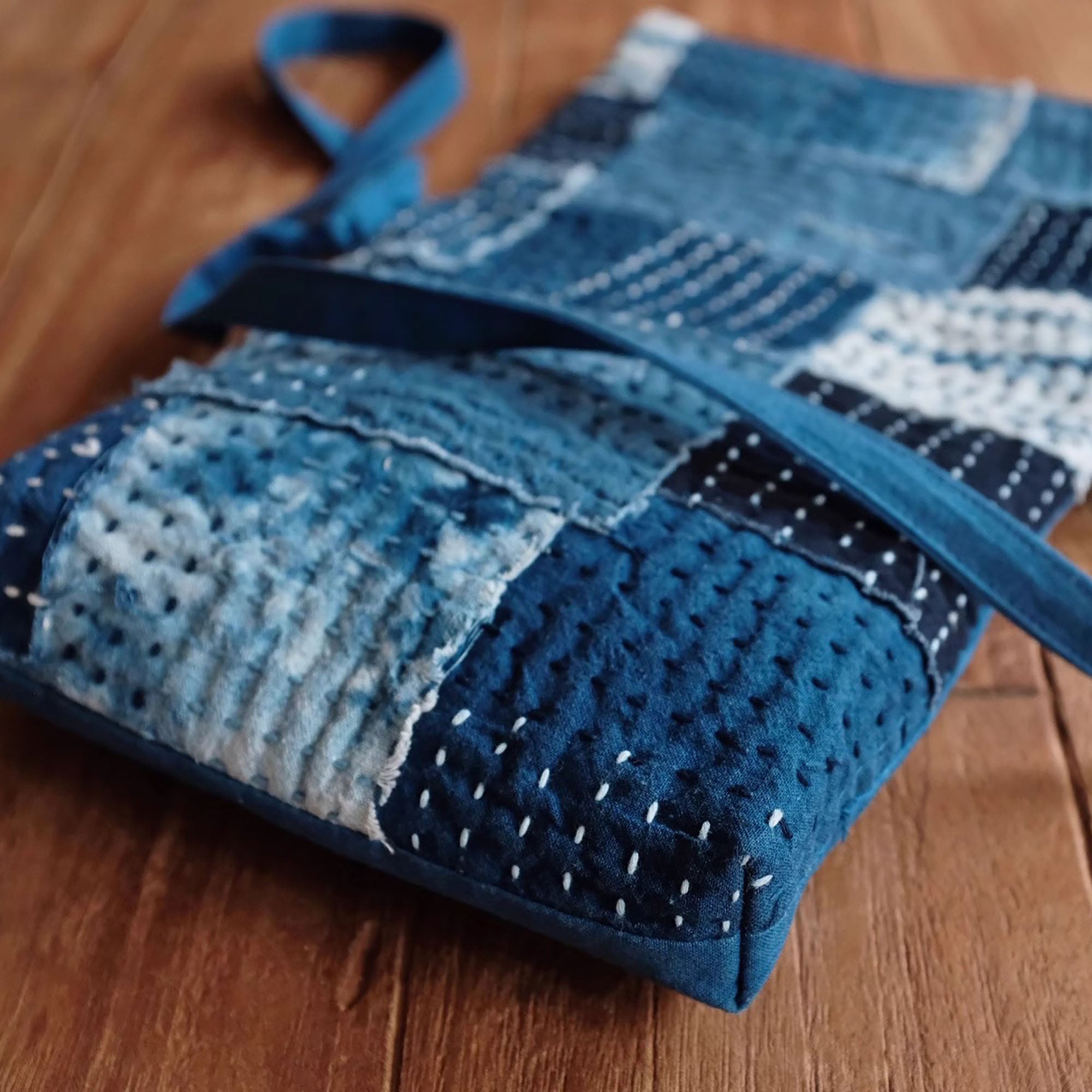 Sac bandoulière en coton teint à l’indigo avec broderie Sashiko