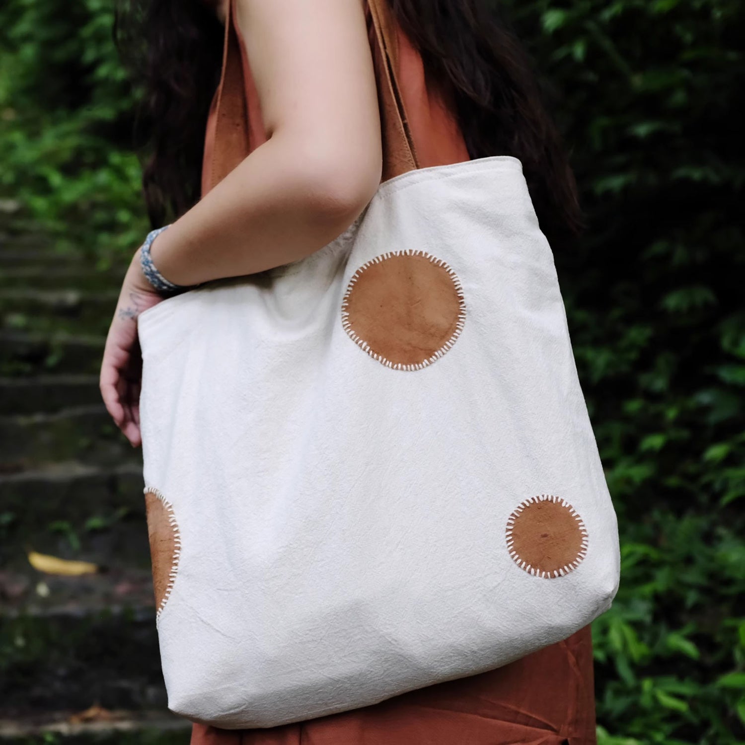 Tote bag artisanal en lin et coton avec patchwork et teinture végétale