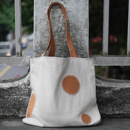 Tote bag artisanal en lin et coton avec patchwork et teinture végétale