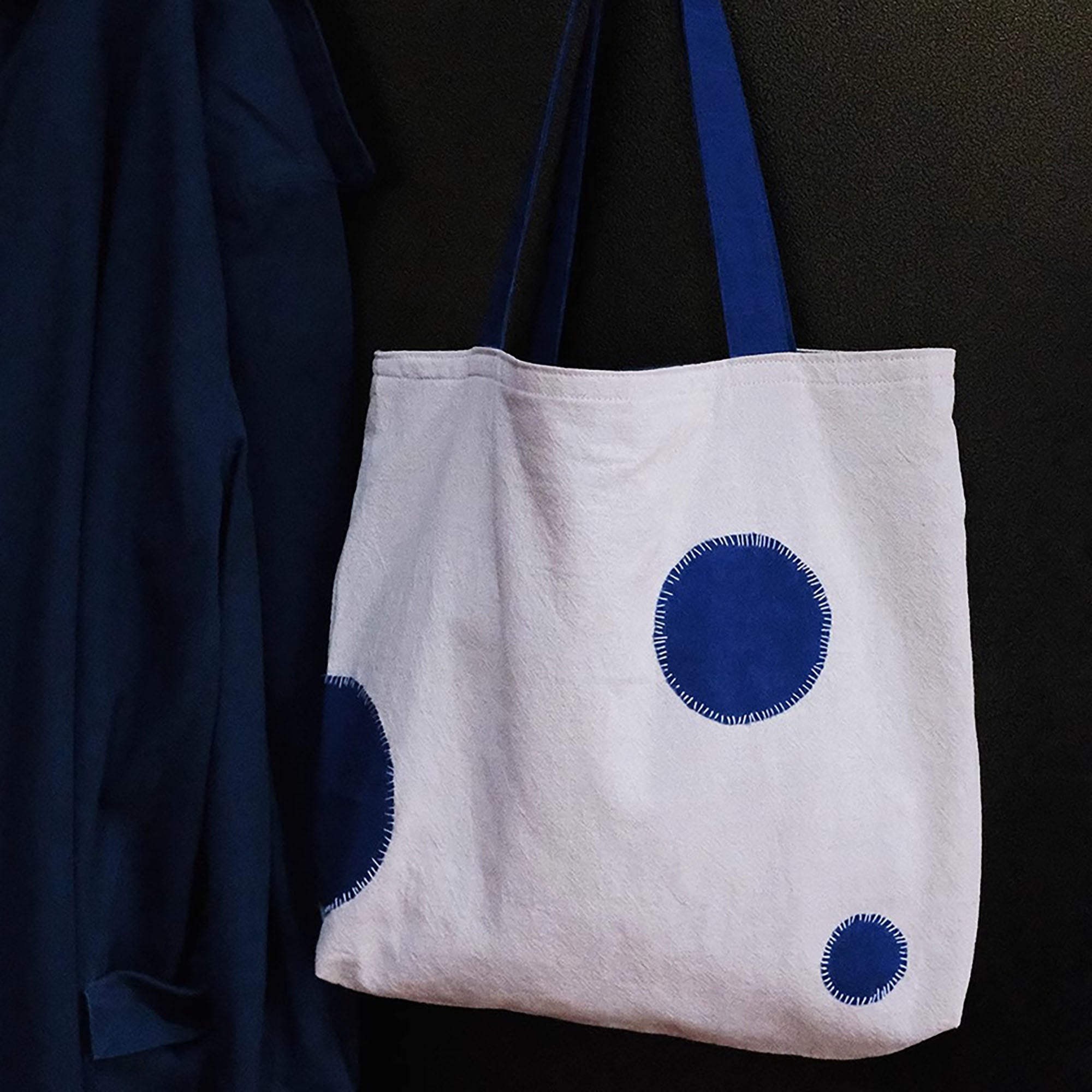 Tote bag artisanal en lin et coton avec patchwork et teinture végétale