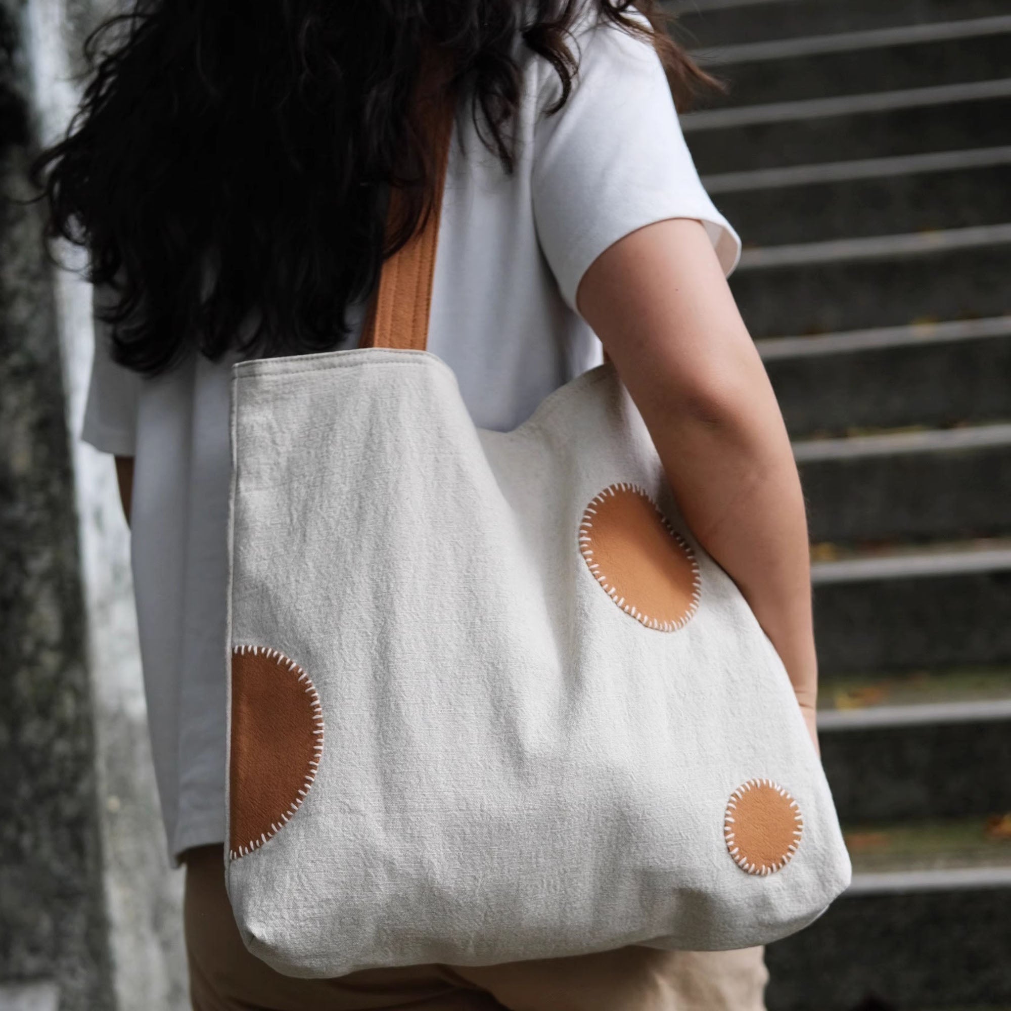 Tote bag artisanal en lin et coton avec patchwork et teinture végétale