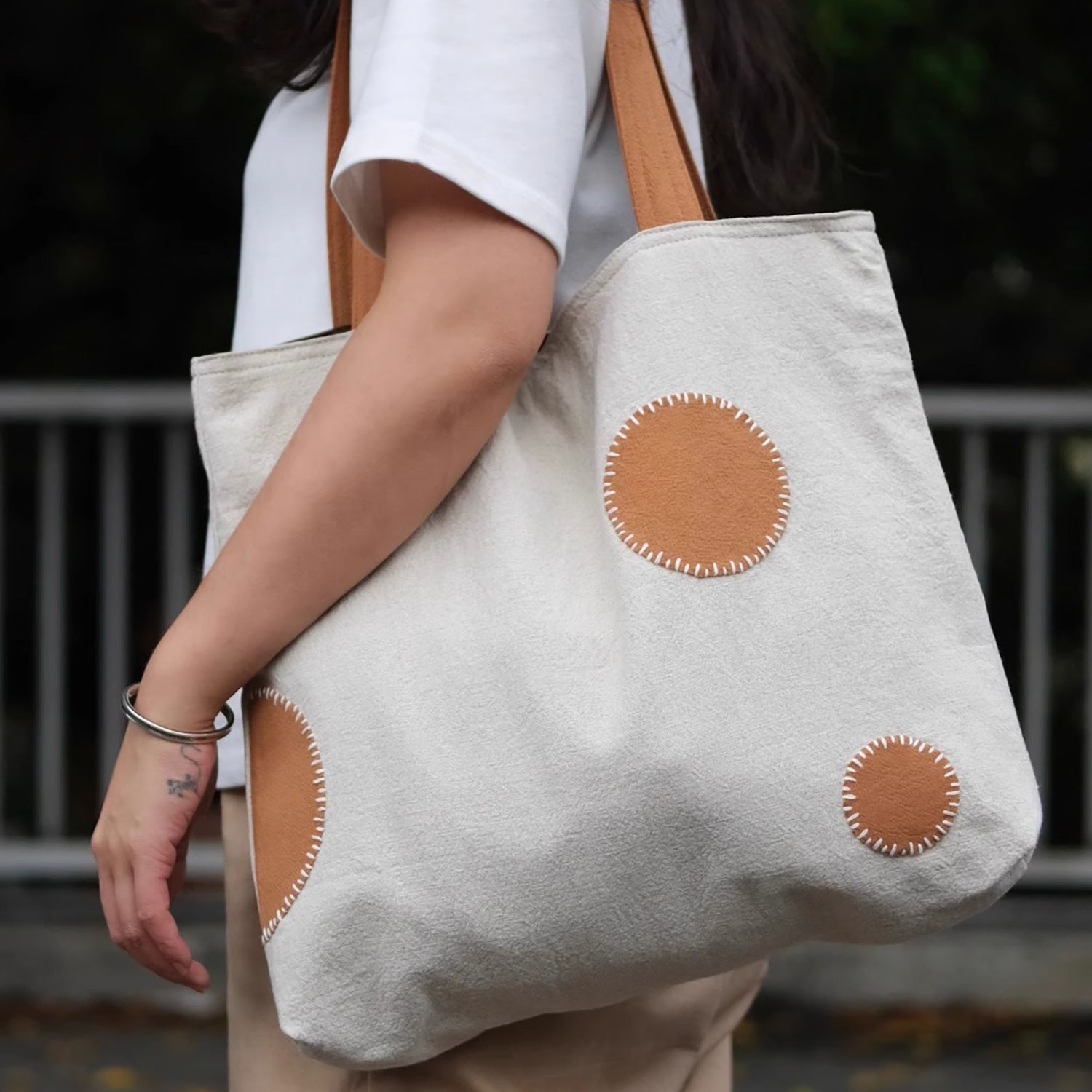 Tote bag artisanal en lin et coton avec patchwork et teinture végétale