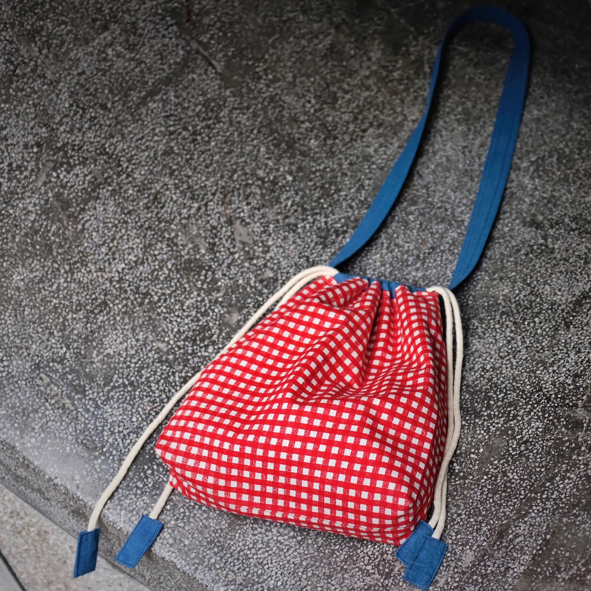 Sac à bandoulière artisanal en coton à carreaux